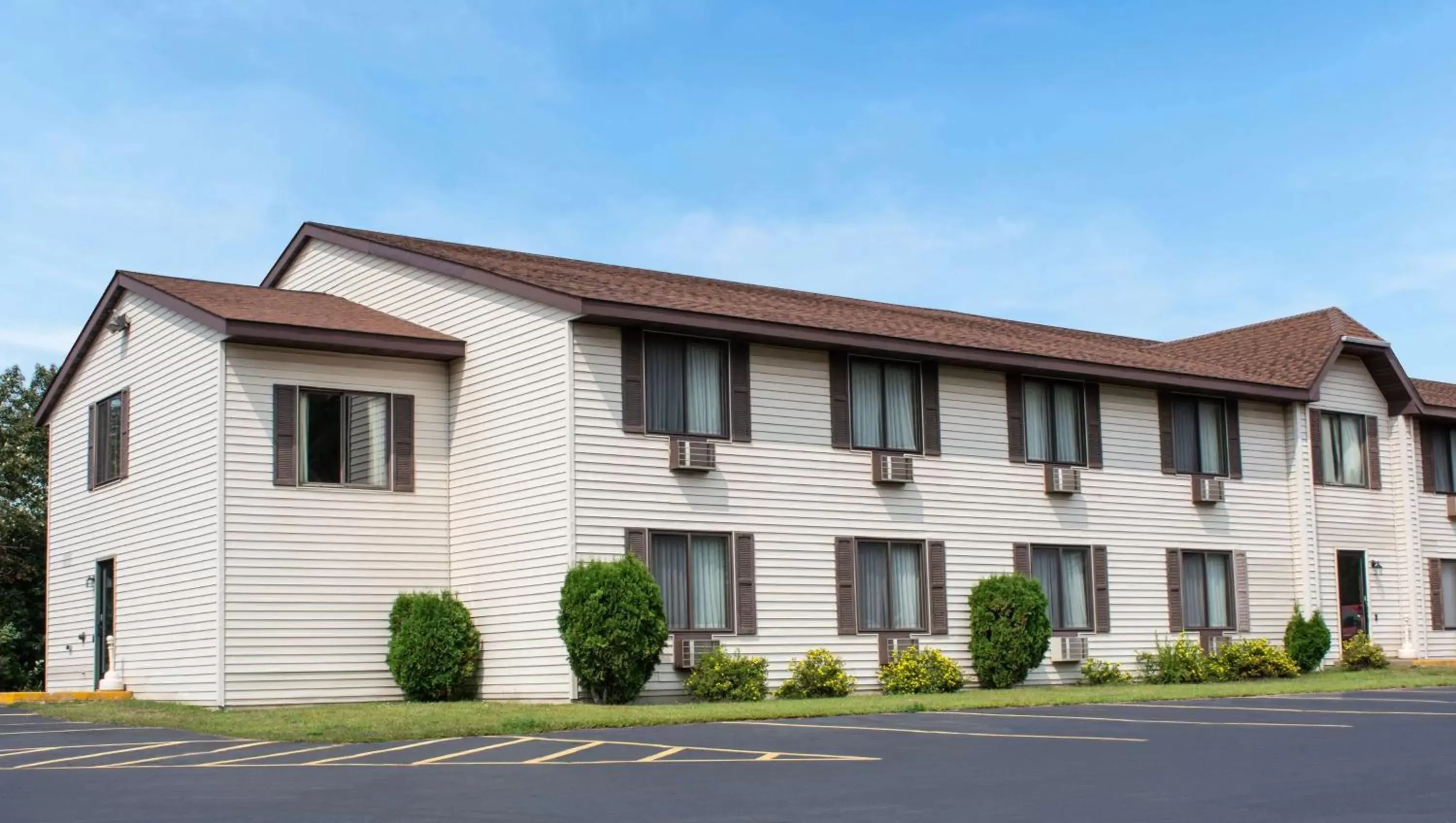 Property Building in Magnuson Hotel Country Inn