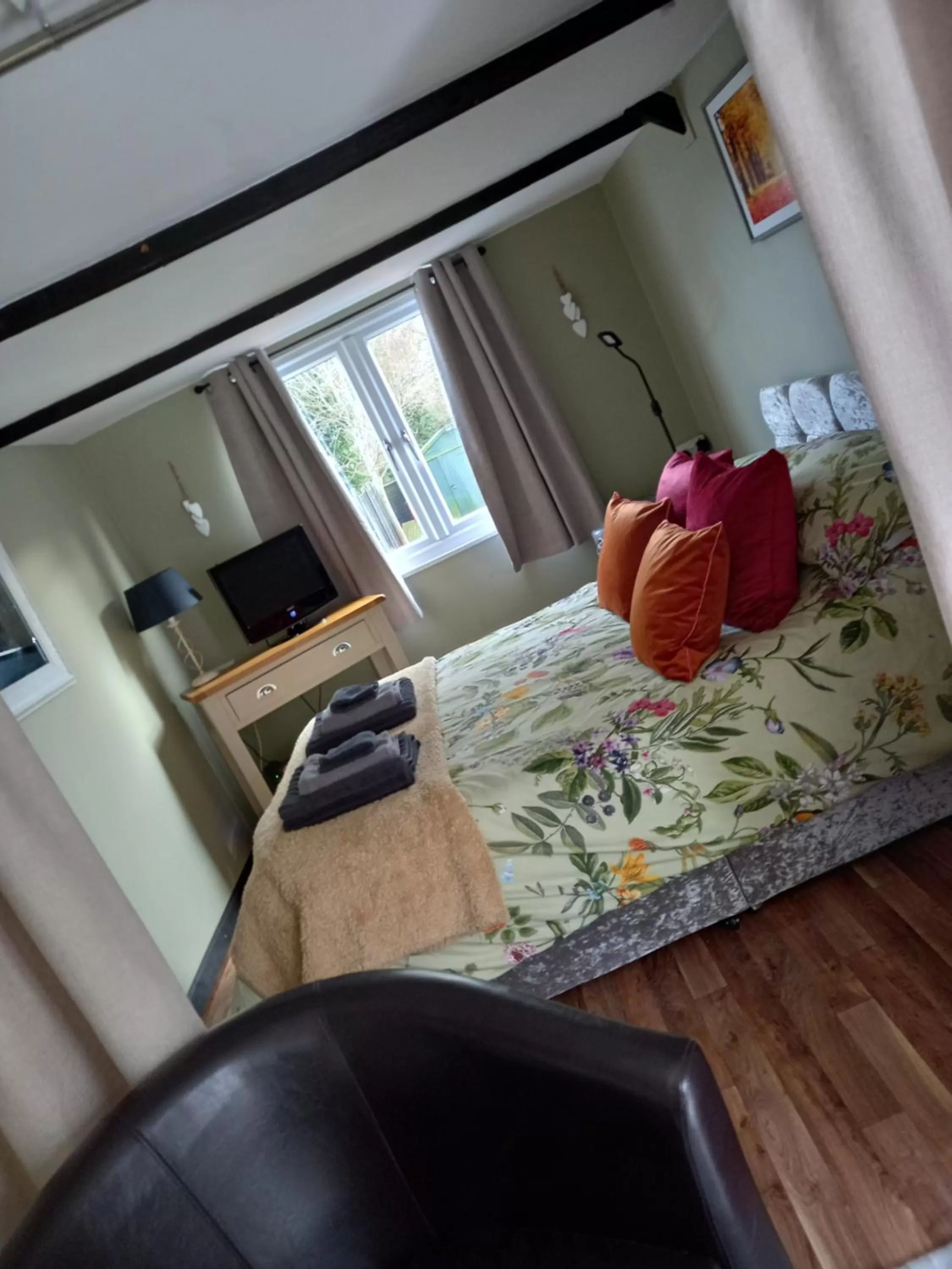 Photo of the whole room in 1 ivy cottages the street norton subcourse NR146RS