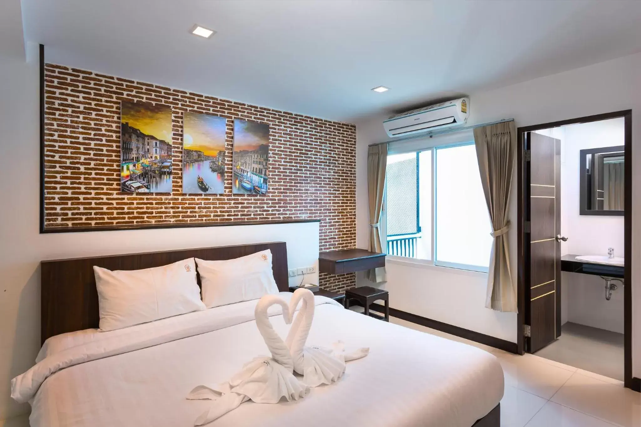 Photo of the whole room, Bed in U Hatyai Hotel