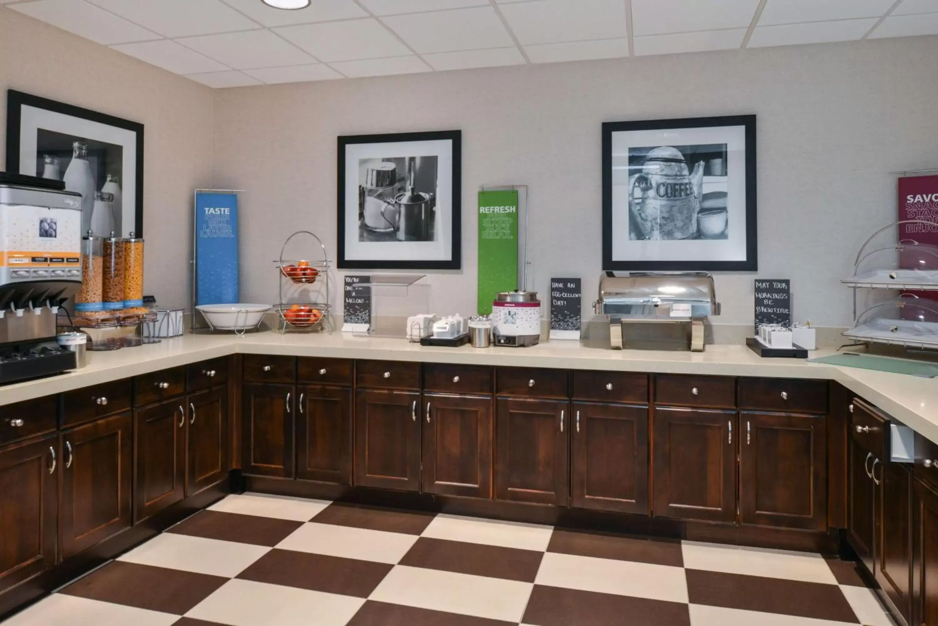 Dining area, Kitchen/Kitchenette in Hampton Inn & Suites Denver-Speer Boulevard