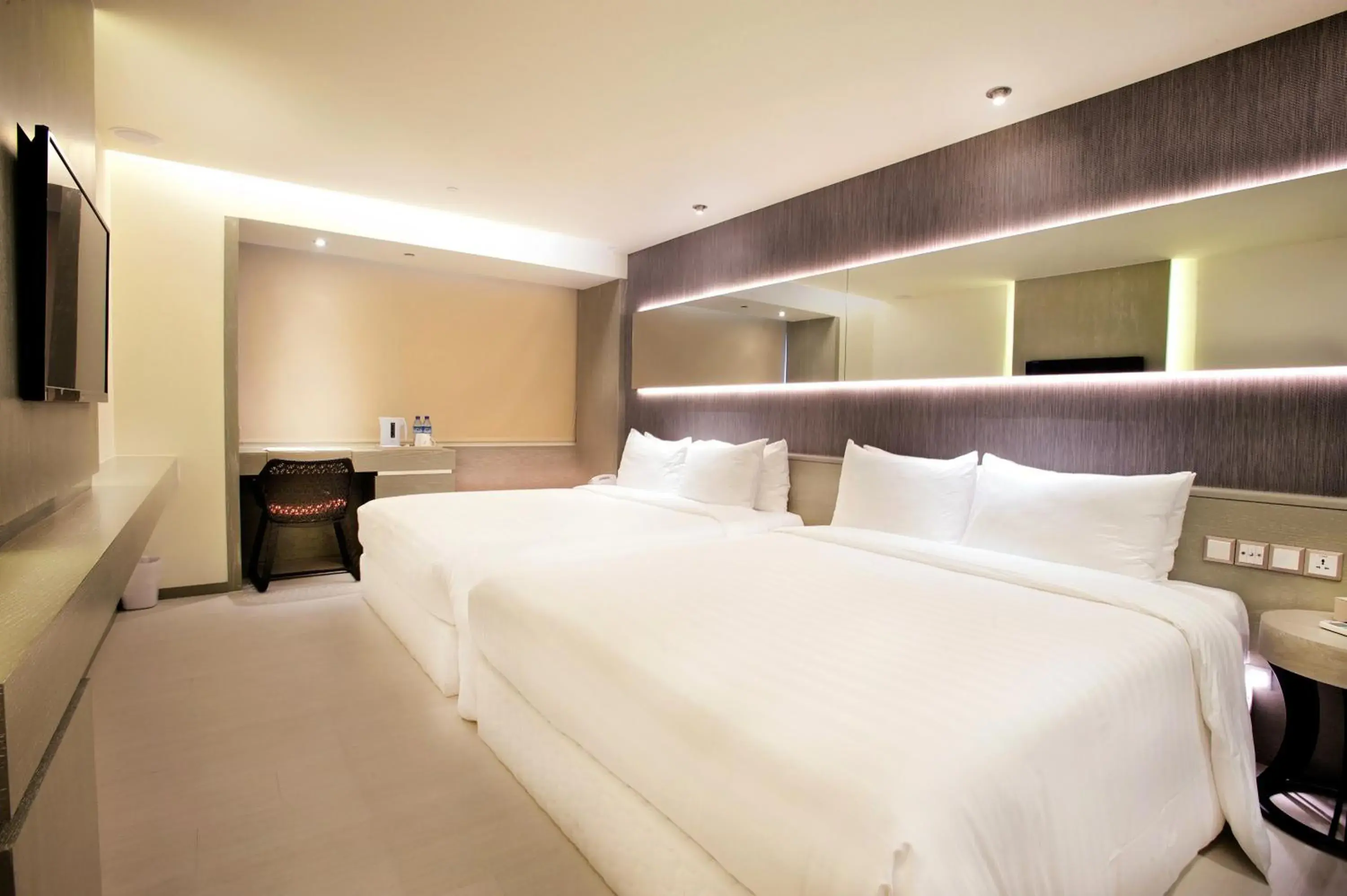 Photo of the whole room, Bed in Inhouse Hotel Yehliu