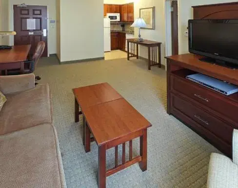 Living room, TV/Entertainment Center in Staybridge Suites Hot Springs, an IHG Hotel