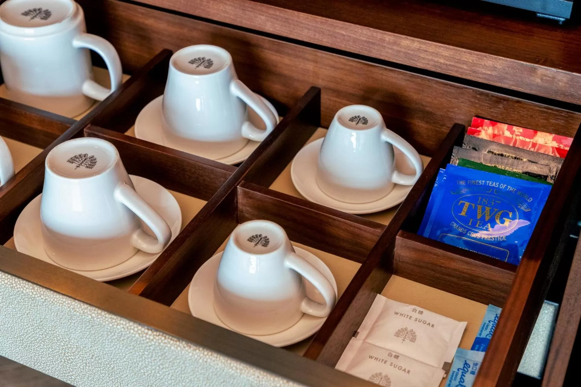 Food and drinks in Raffles Shenzhen, Situated in the heart of One Shenzhen Bay, Book Now to Enjoy Free Minibar and Happy Hour Privileges at Long Bar on 71F