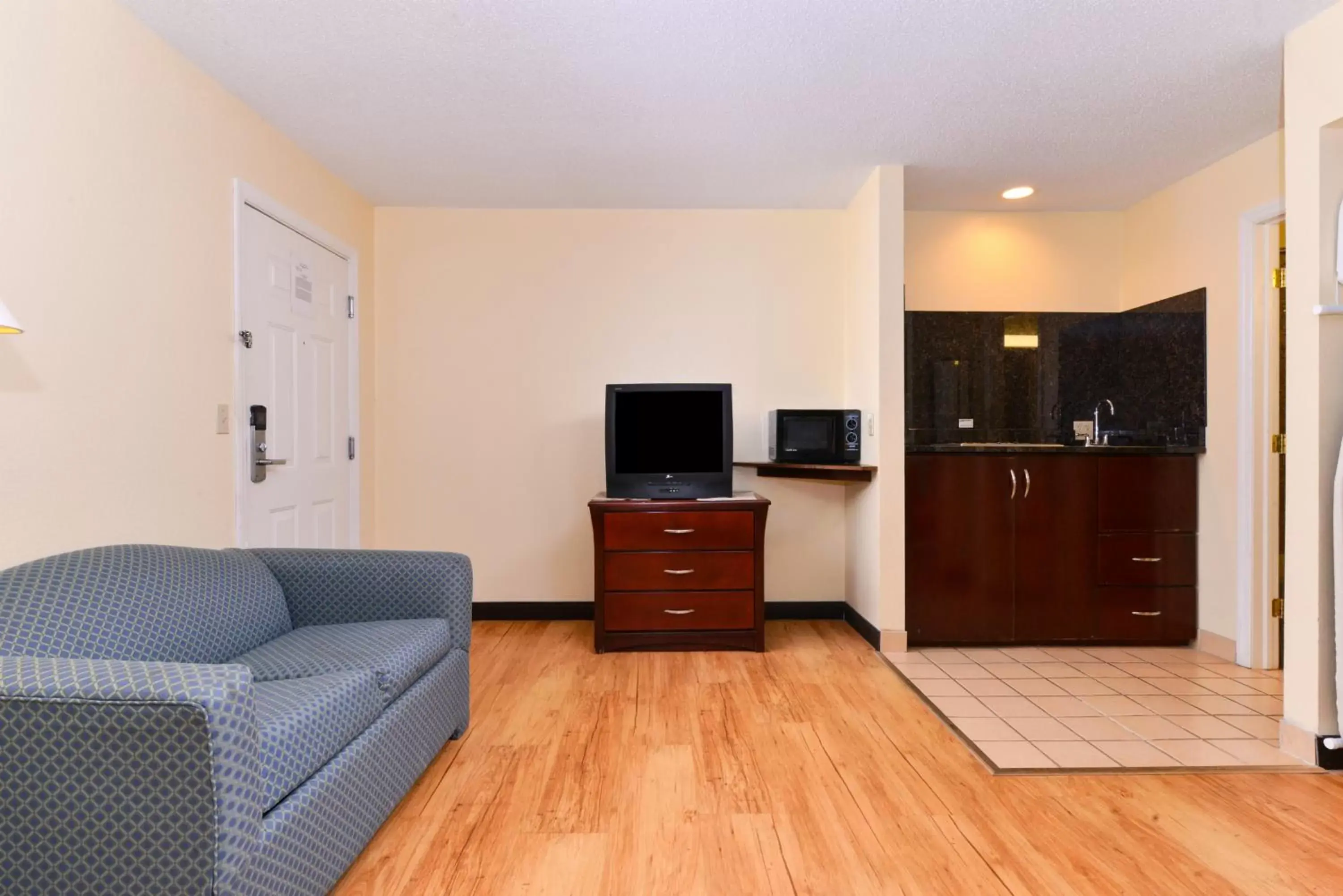 Living room, Seating Area in Tower Inn and Suites of Guilford / Madison