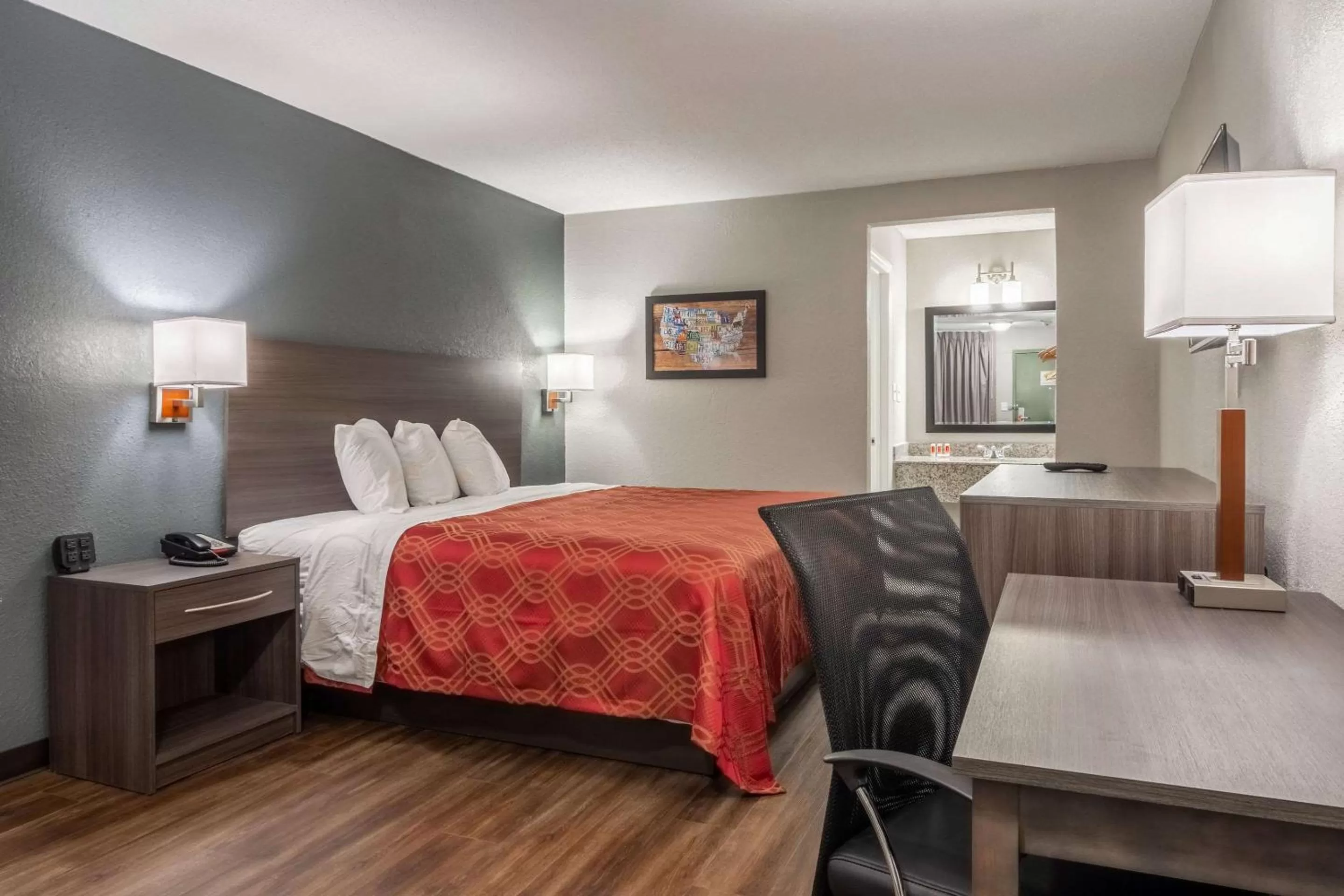 Photo of the whole room, Bed in Econo Lodge East Ridge