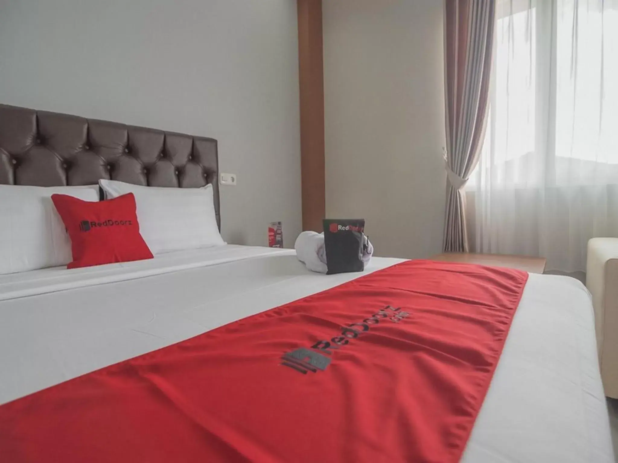 Bedroom, Bed in RedDoorz near Islamic Center Samarinda Bedroom, Bed in RedDoorz near Islamic Center Samarinda