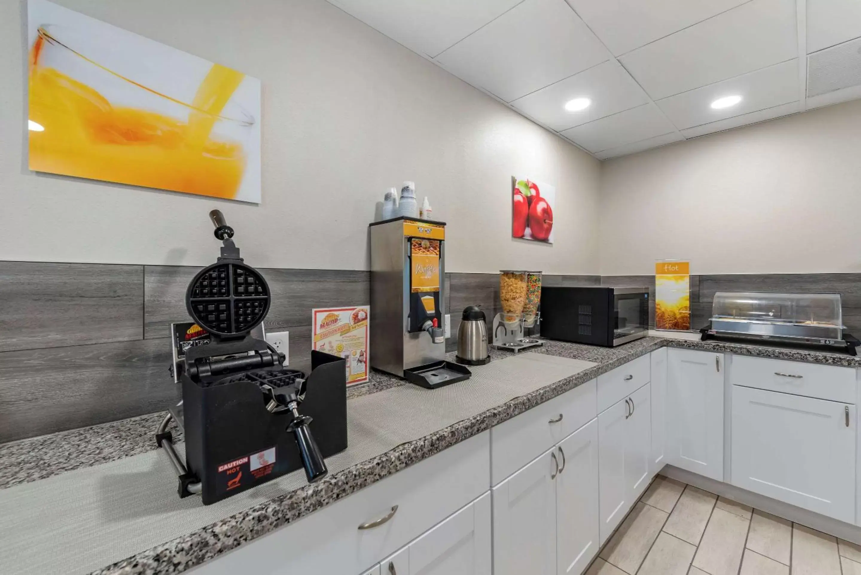 Restaurant/places to eat, Kitchen/Kitchenette in Quality Inn & Suites Evansville Downtown
