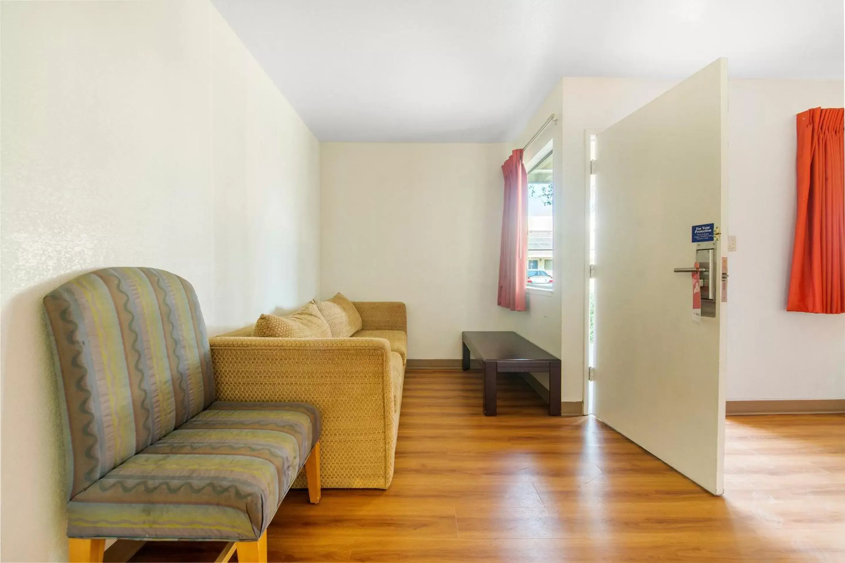 Bedroom, Seating Area in Super 8 by Wyndham Dunnigan