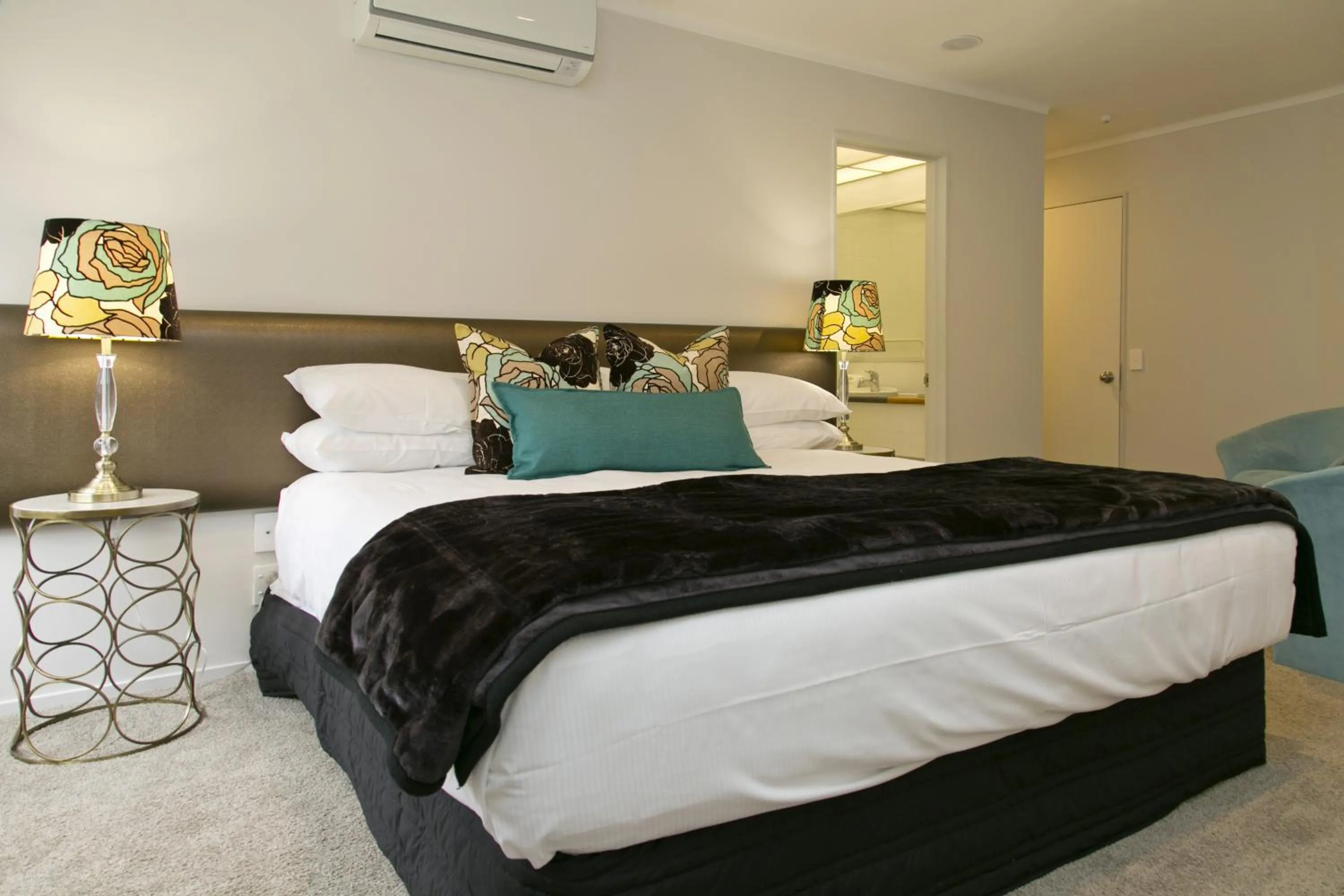 Bed in The Cove- On The Lake