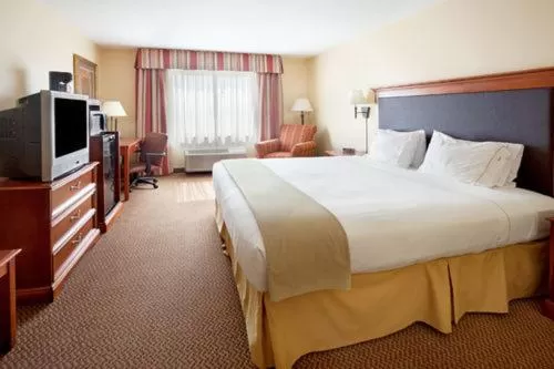 Photo of the whole room, Bed in Holiday Inn Express & Suites - Laredo-Event Center Area by IHG