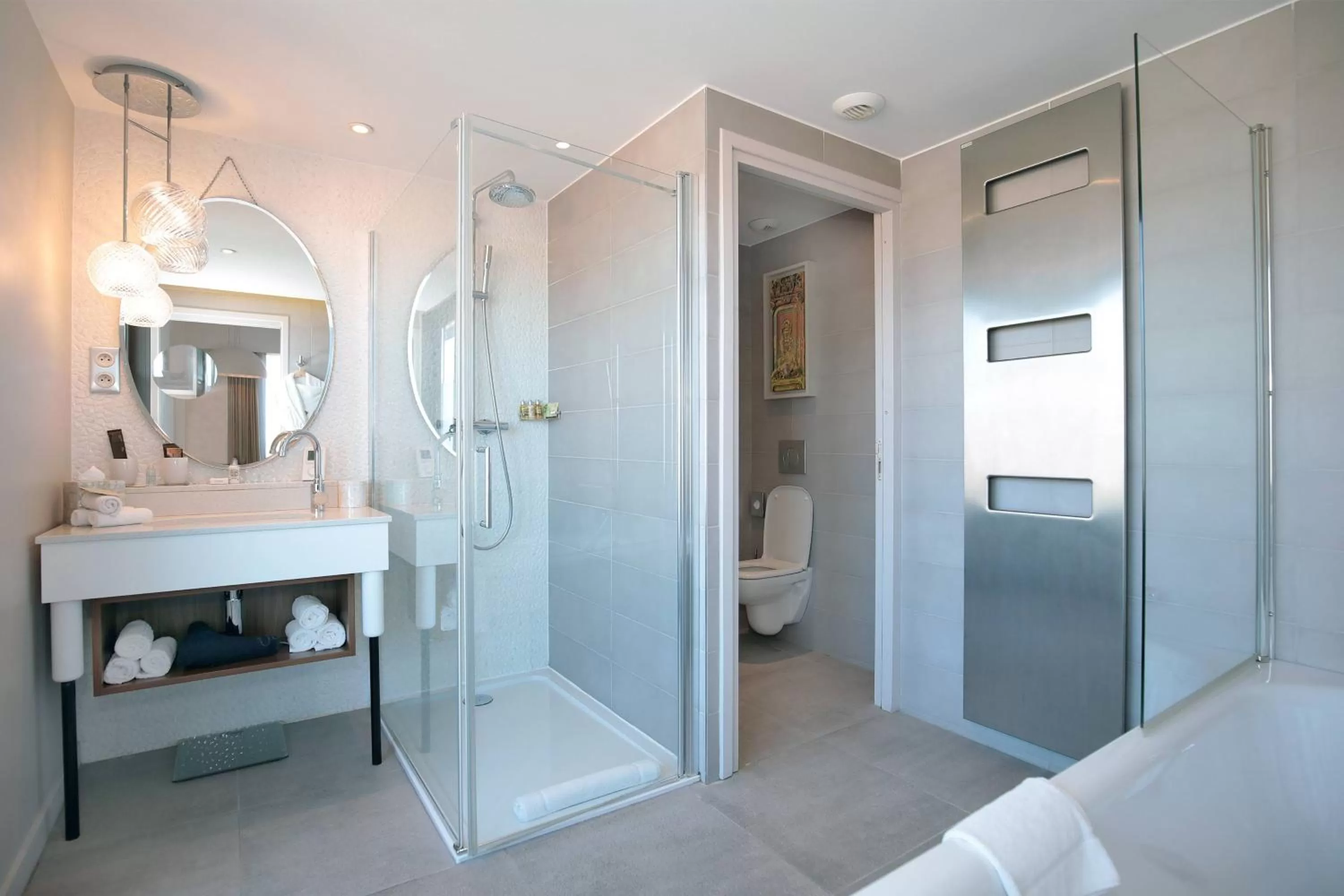 Bathroom in Renaissance Aix-en-Provence Hotel