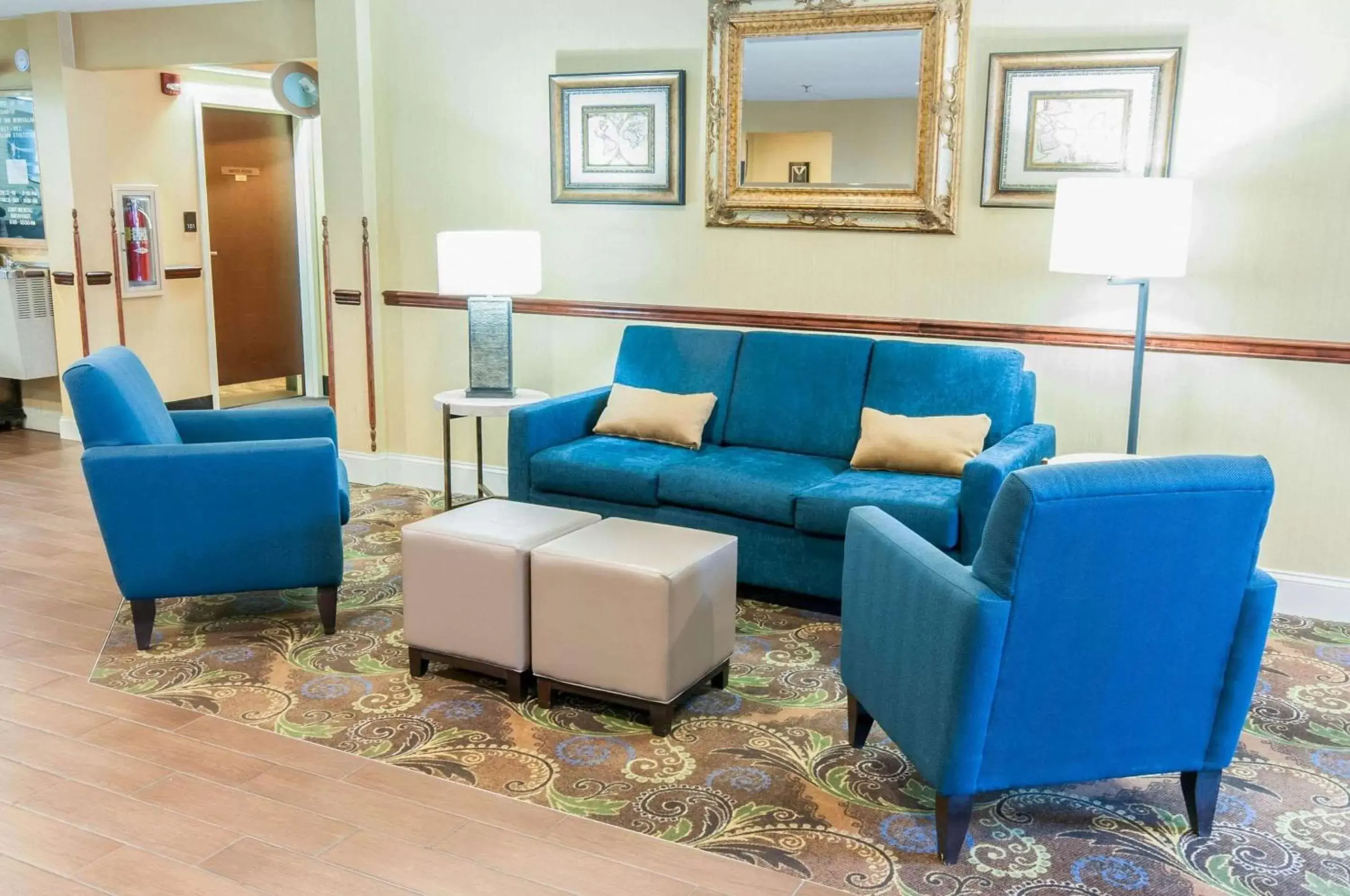 Lobby or reception, Seating Area in Comfort Inn Amish Country