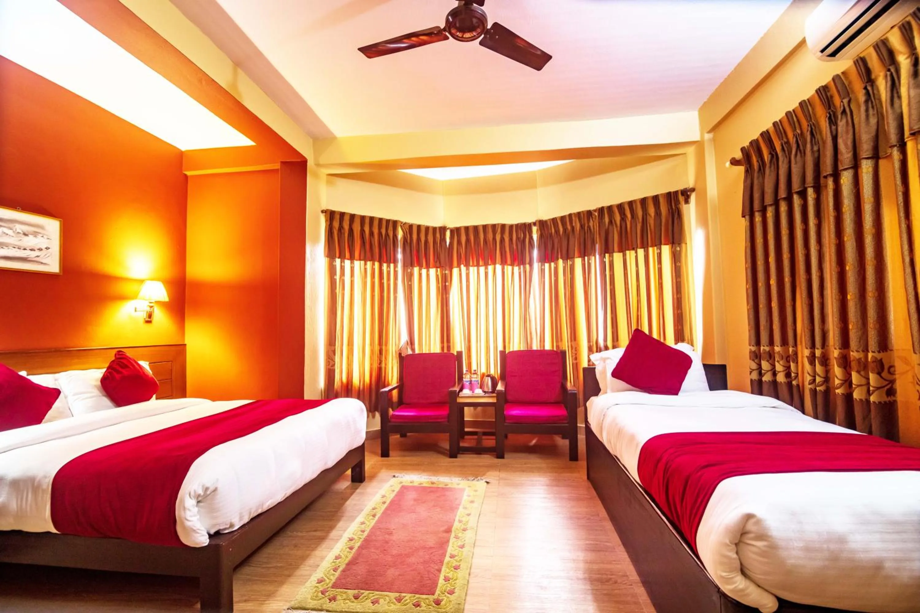 Photo of the whole room, Bed in Hotel Silver Oaks Inn