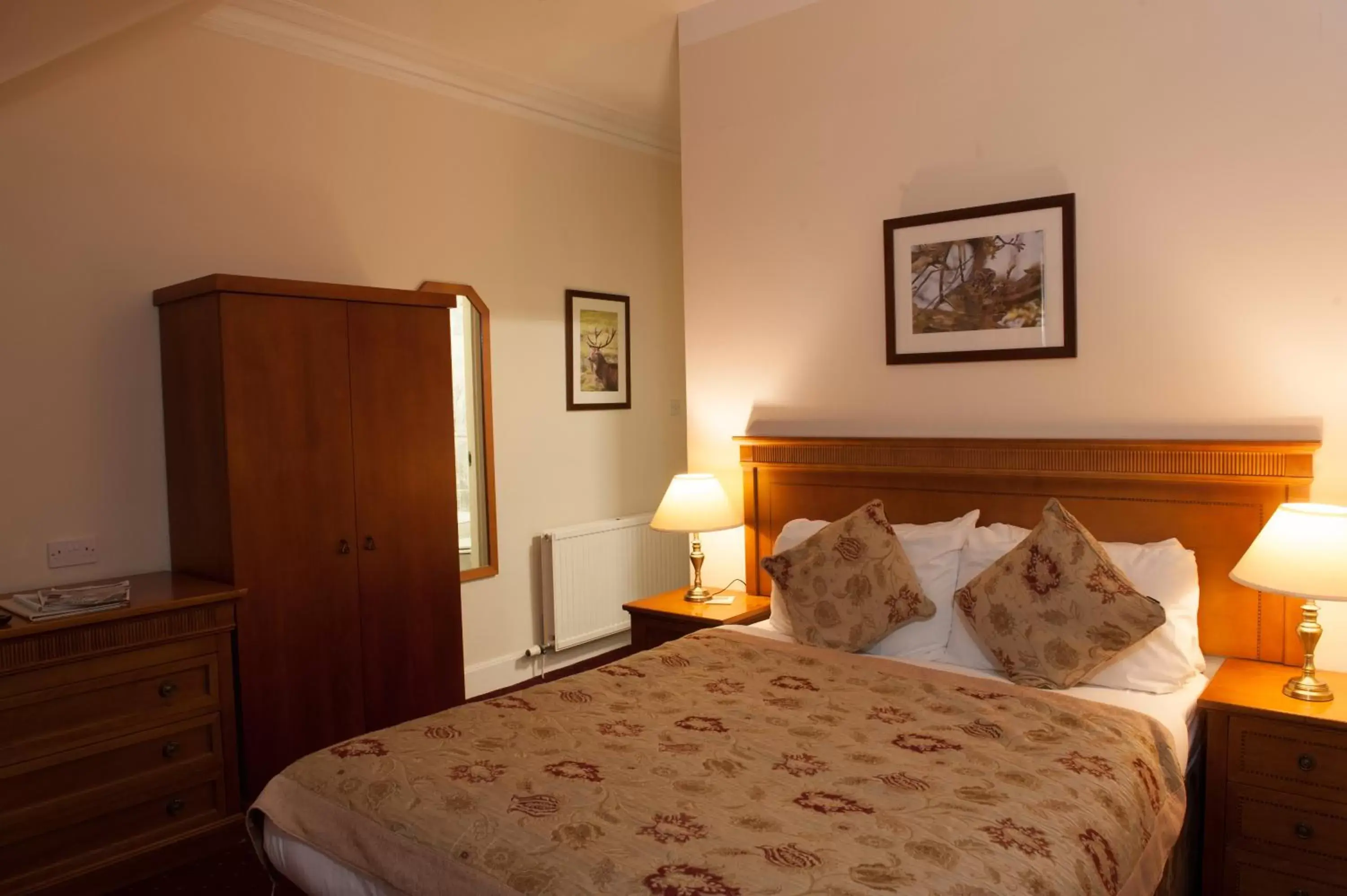 Bedroom, Bed in Grant Arms Hotel