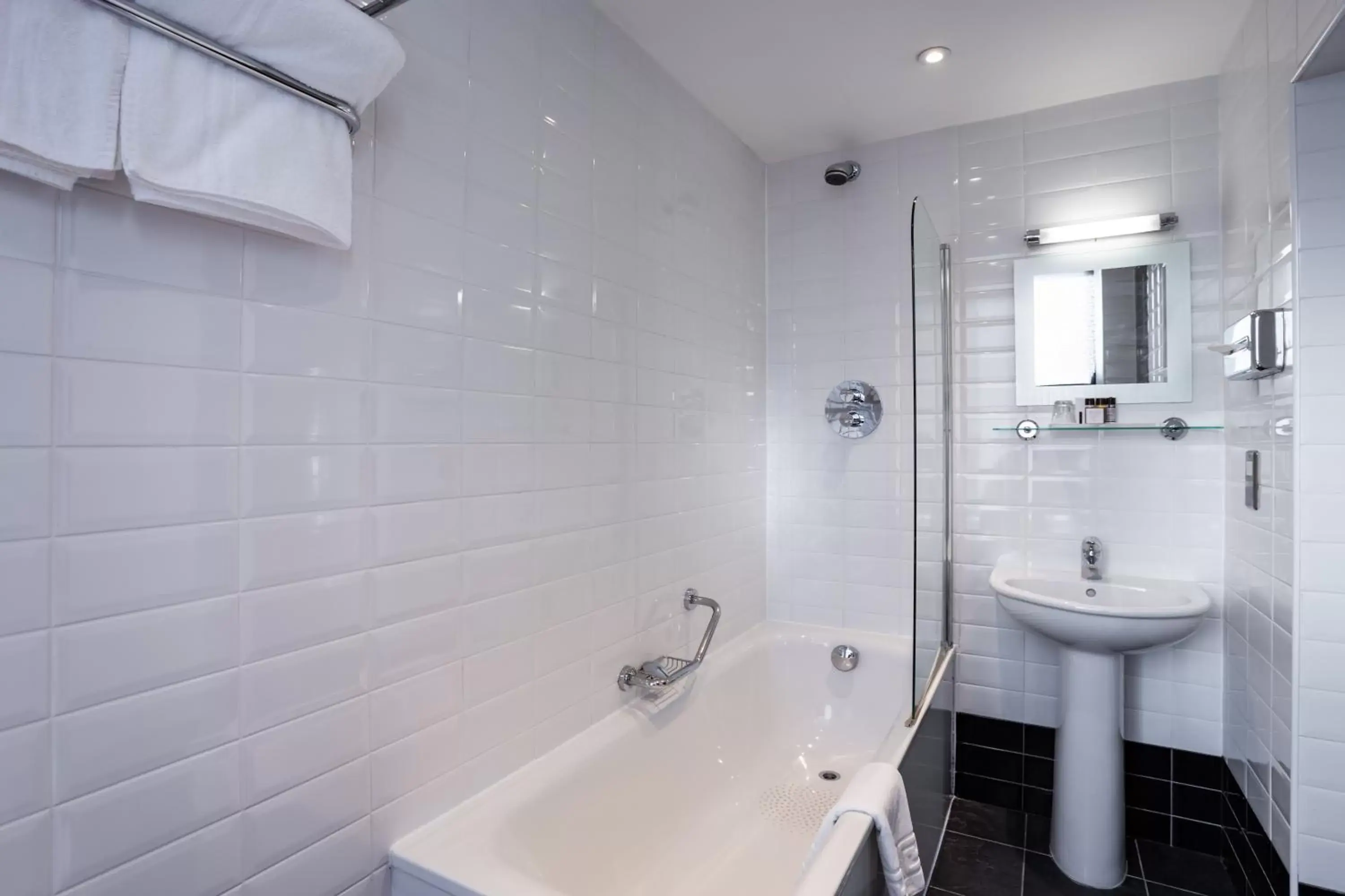 Bathroom in Royal Station Hotel- Part of the Cairn Collection