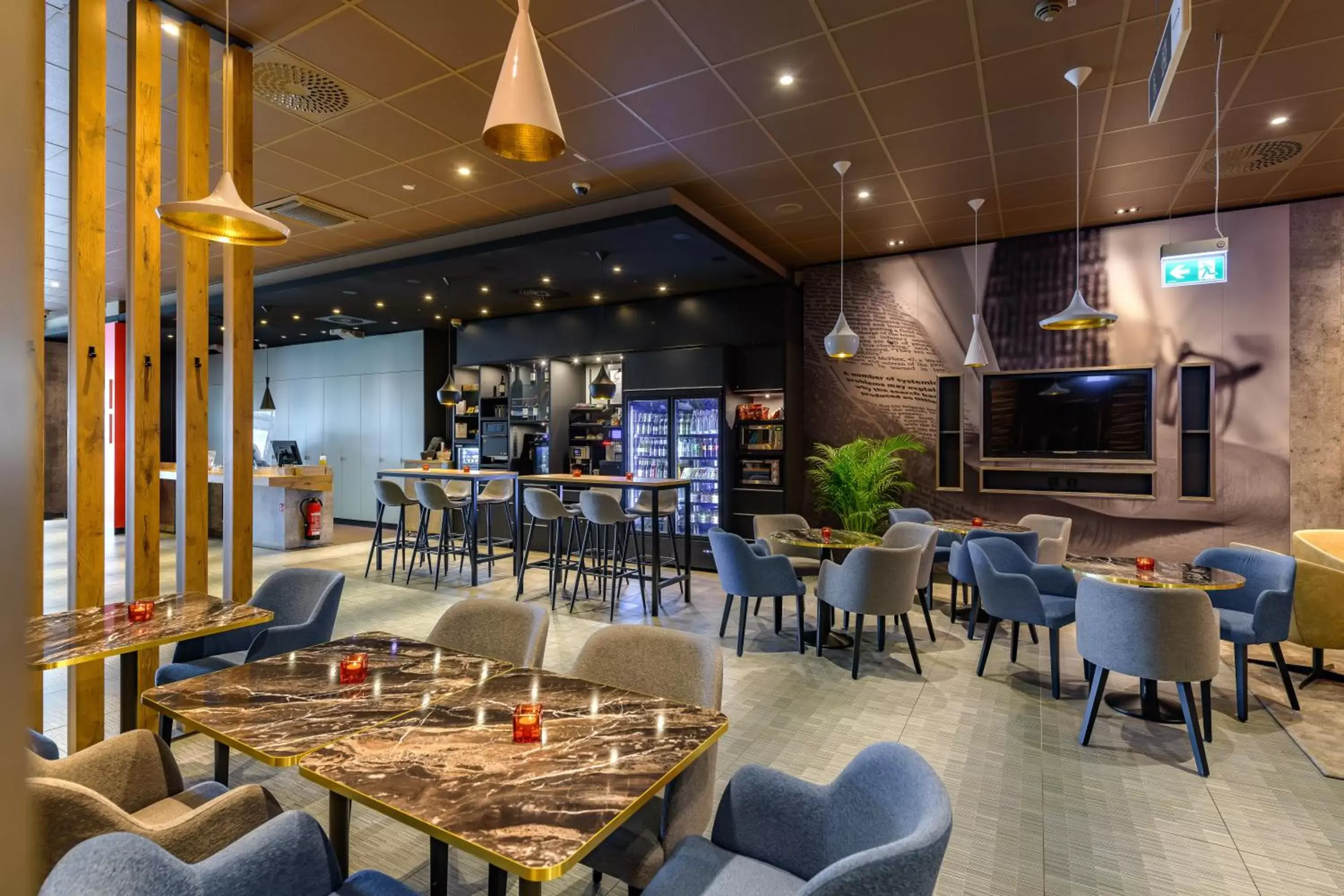 Lounge or bar, Restaurant/Places to Eat in Ibis Berlin Hauptbahnhof