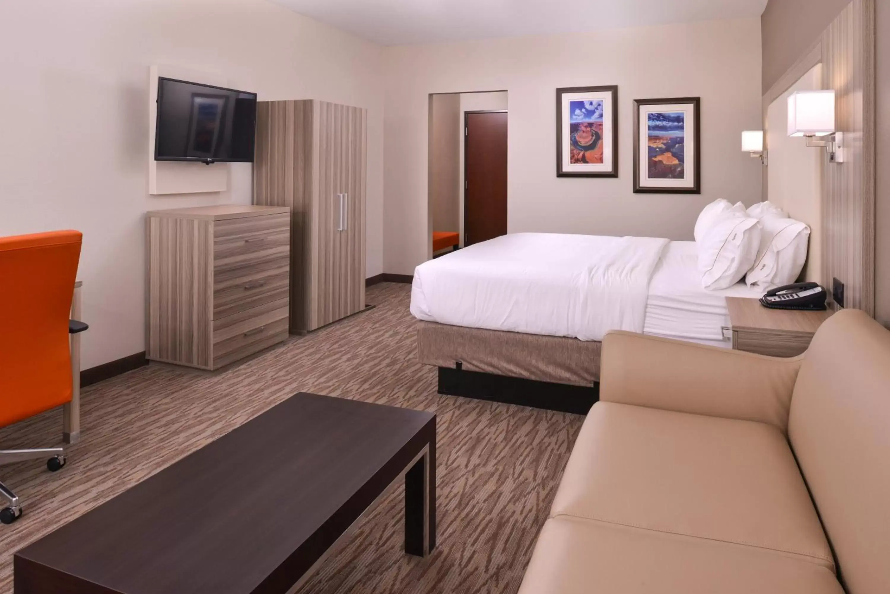 Photo of the whole room, TV/Entertainment Center in Holiday Inn Express & Suites Williams, an IHG Hotel