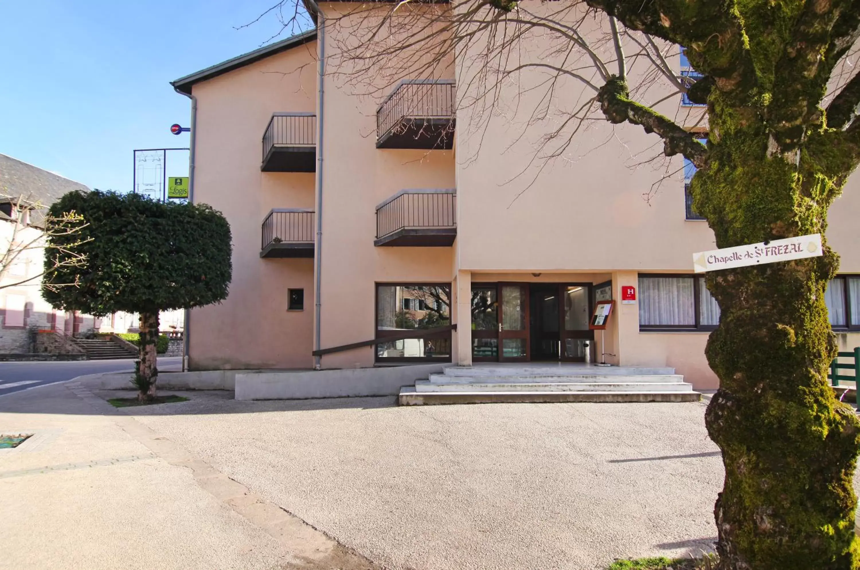 Facade/entrance, Property Building in Logis Hotel Restaurant Du Commerce