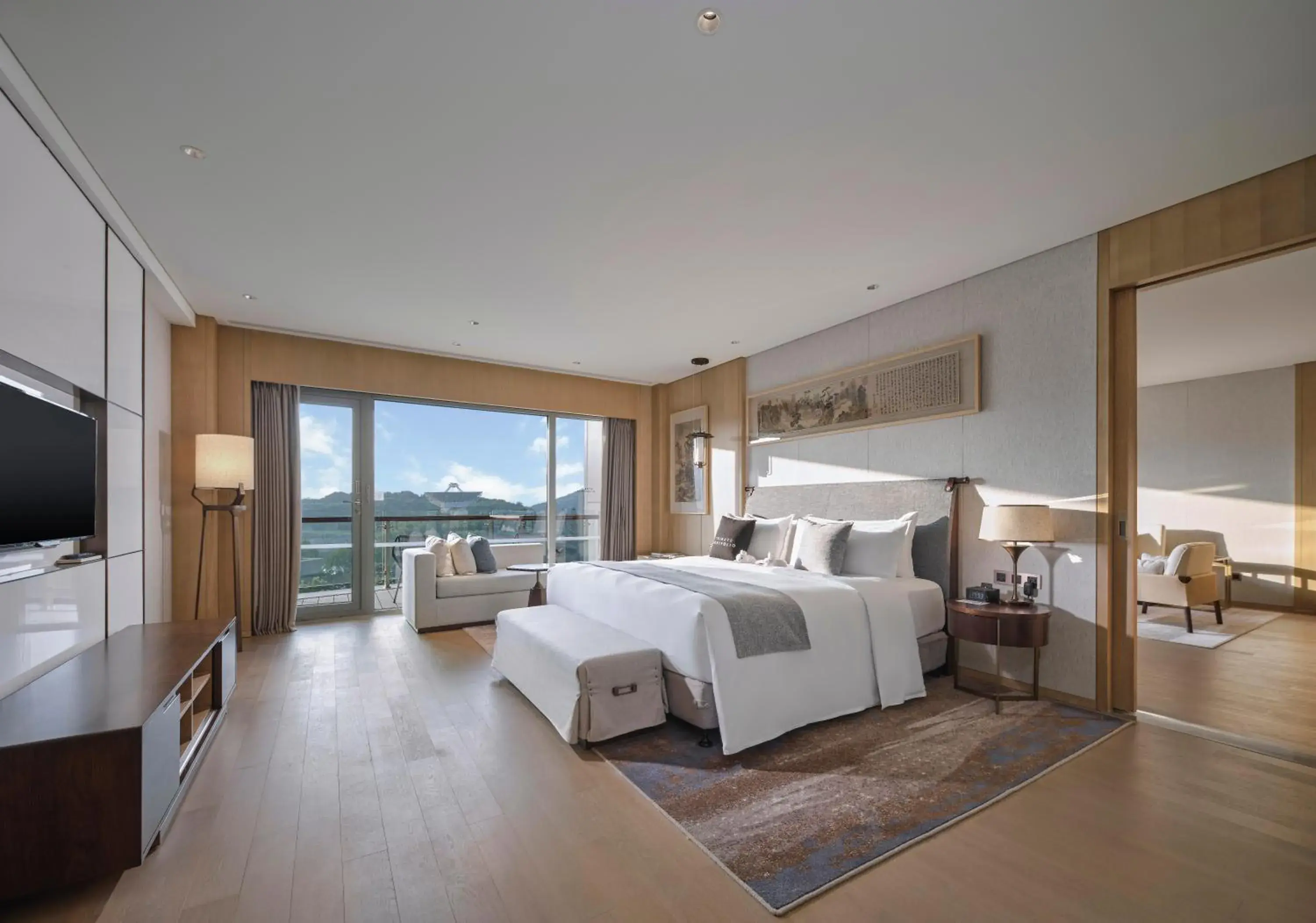 Bed in The Yuluxe Sheshan, Shanghai, A Tribute Portfolio Hotel Bed in The Yuluxe Sheshan, Shanghai, A Tribute Portfolio Hotel