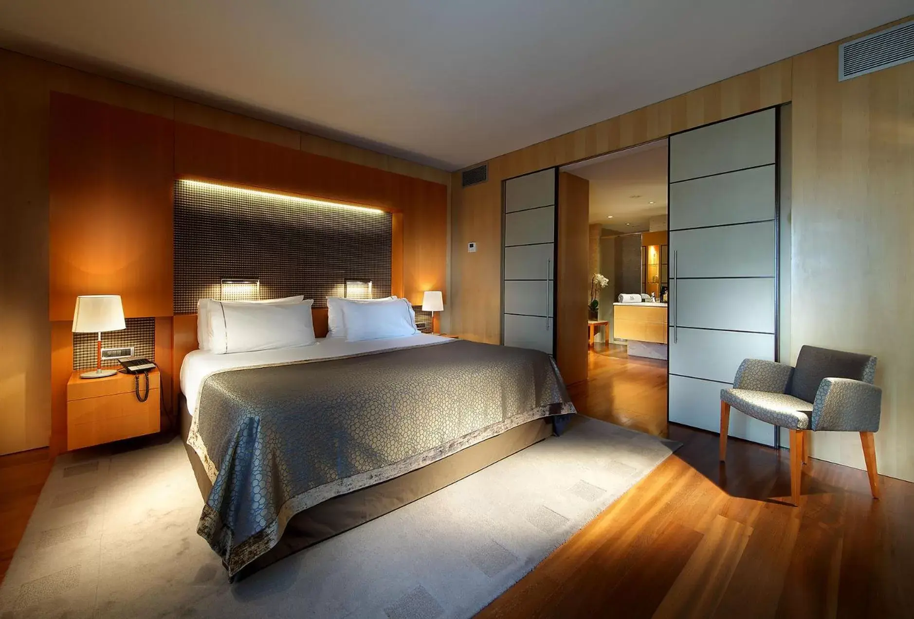 Bed in Eurostars Grand Marina Hotel GL