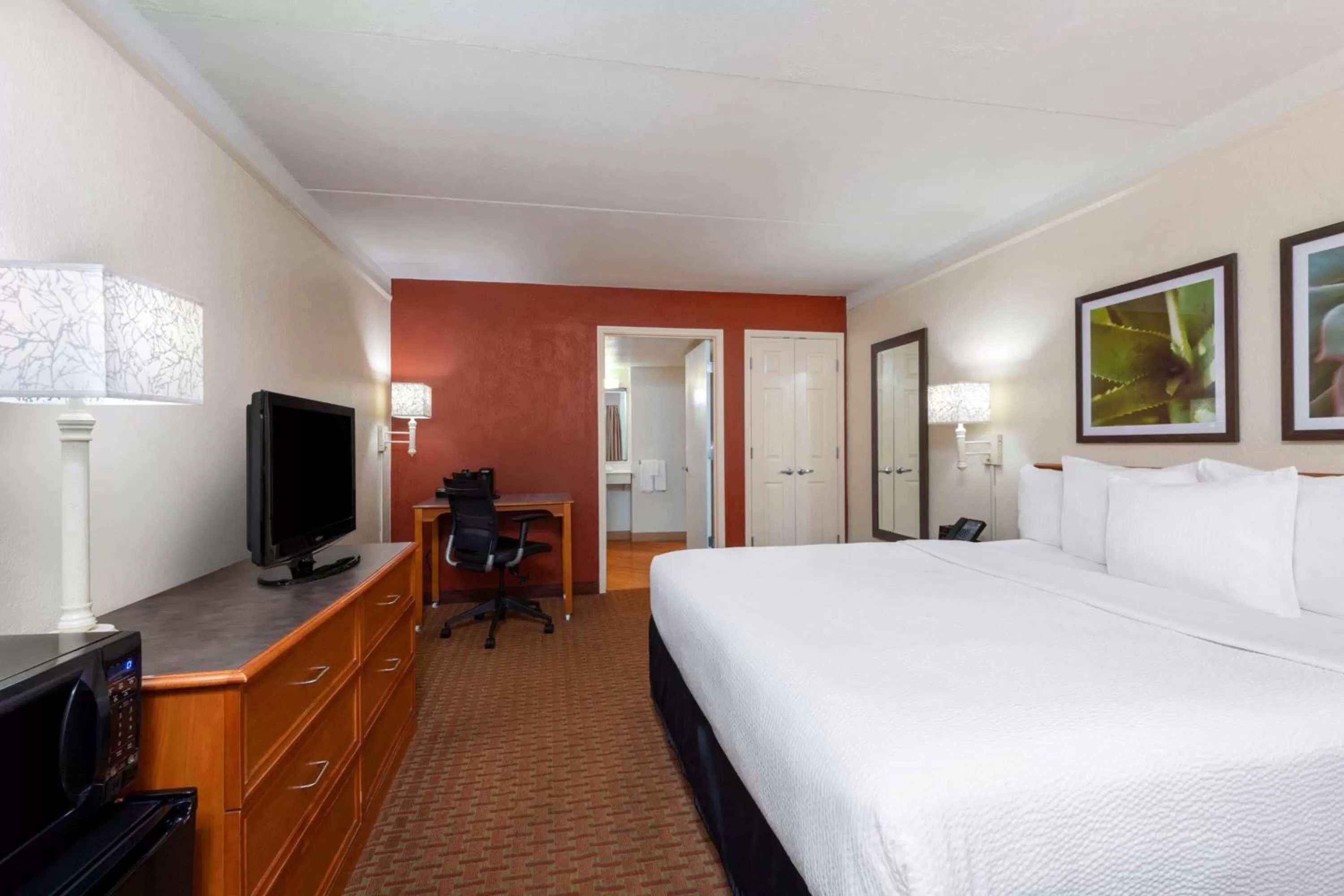 Photo of the whole room, Bed in La Quinta East Deerfield Beach - Boca Raton