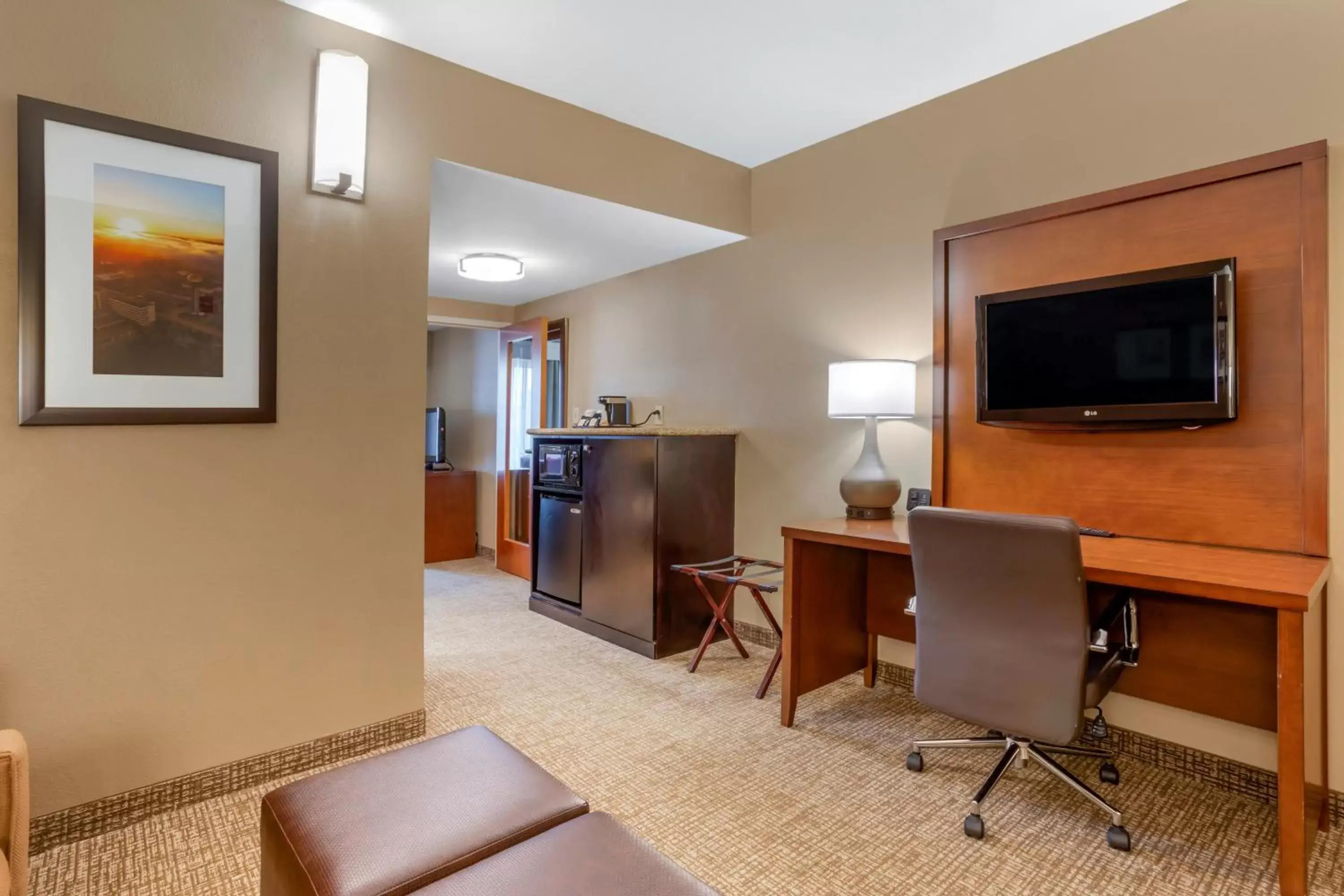 TV and multimedia, TV/Entertainment Center in Comfort Suites North Knoxville