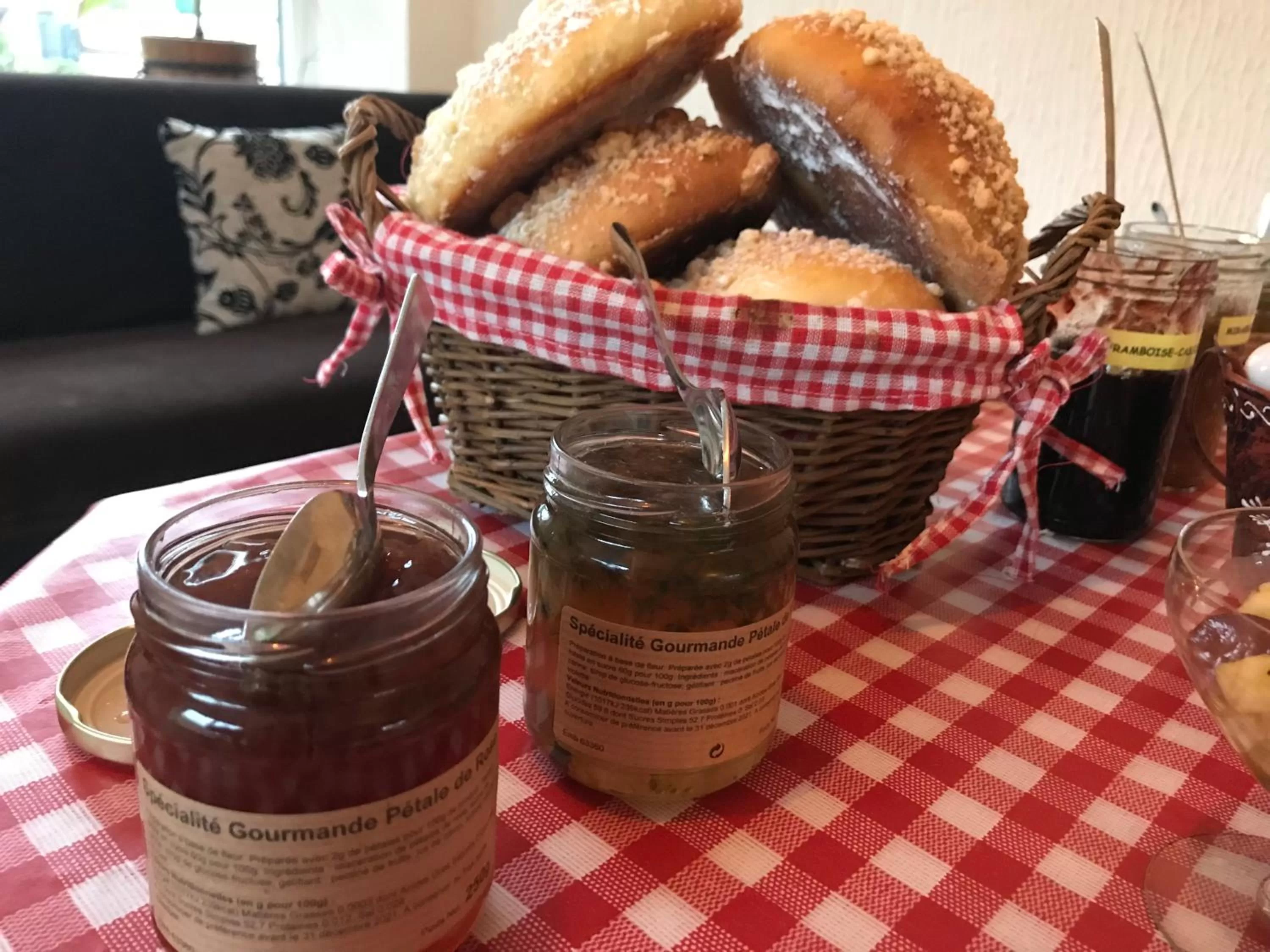 Food and drinks in Maison d'hôtes Aux Deux Cigognes