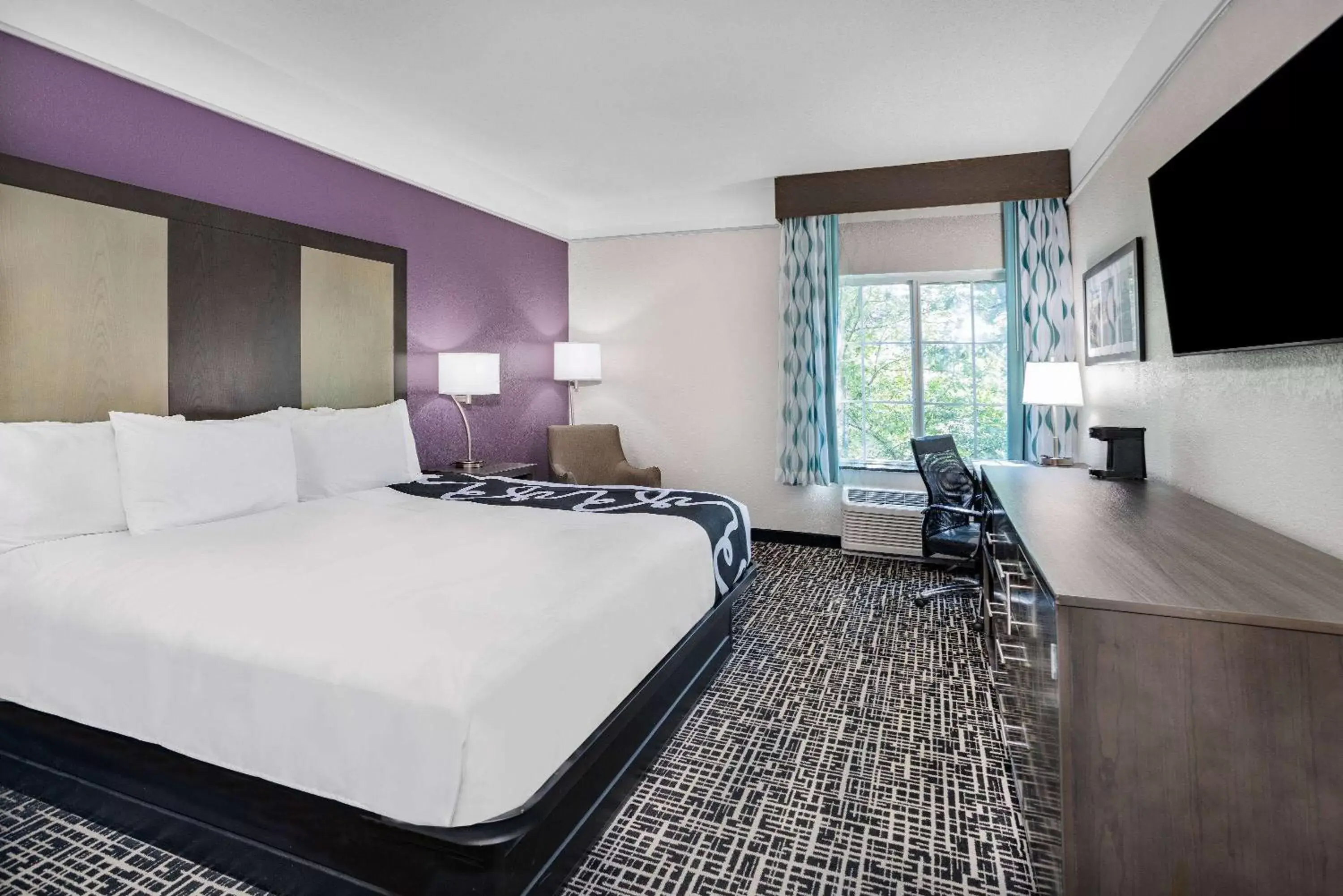 Photo of the whole room, Bed in La Quinta by Wyndham Norfolk Airport