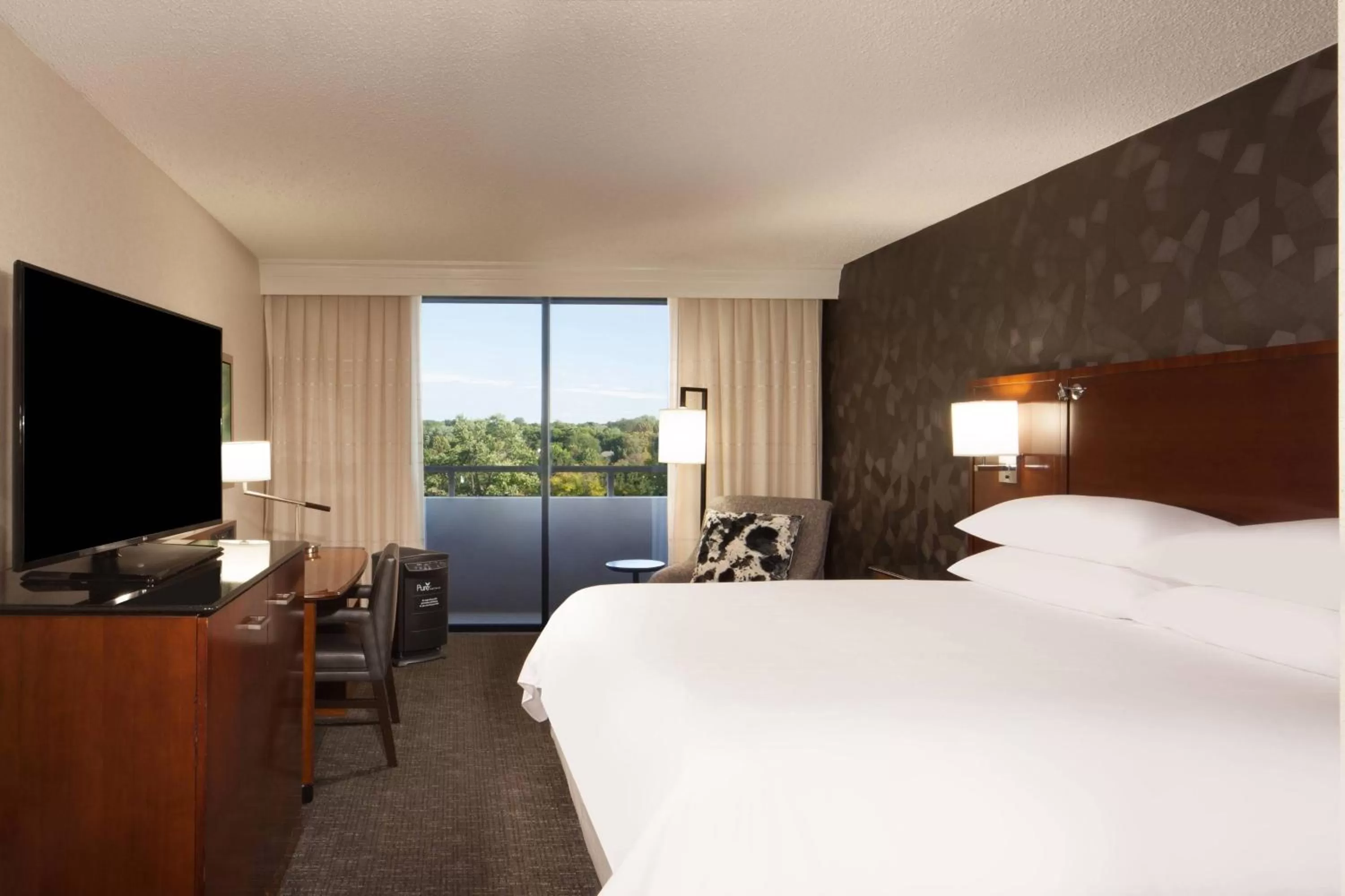 Photo of the whole room, Bed in Omaha Marriott