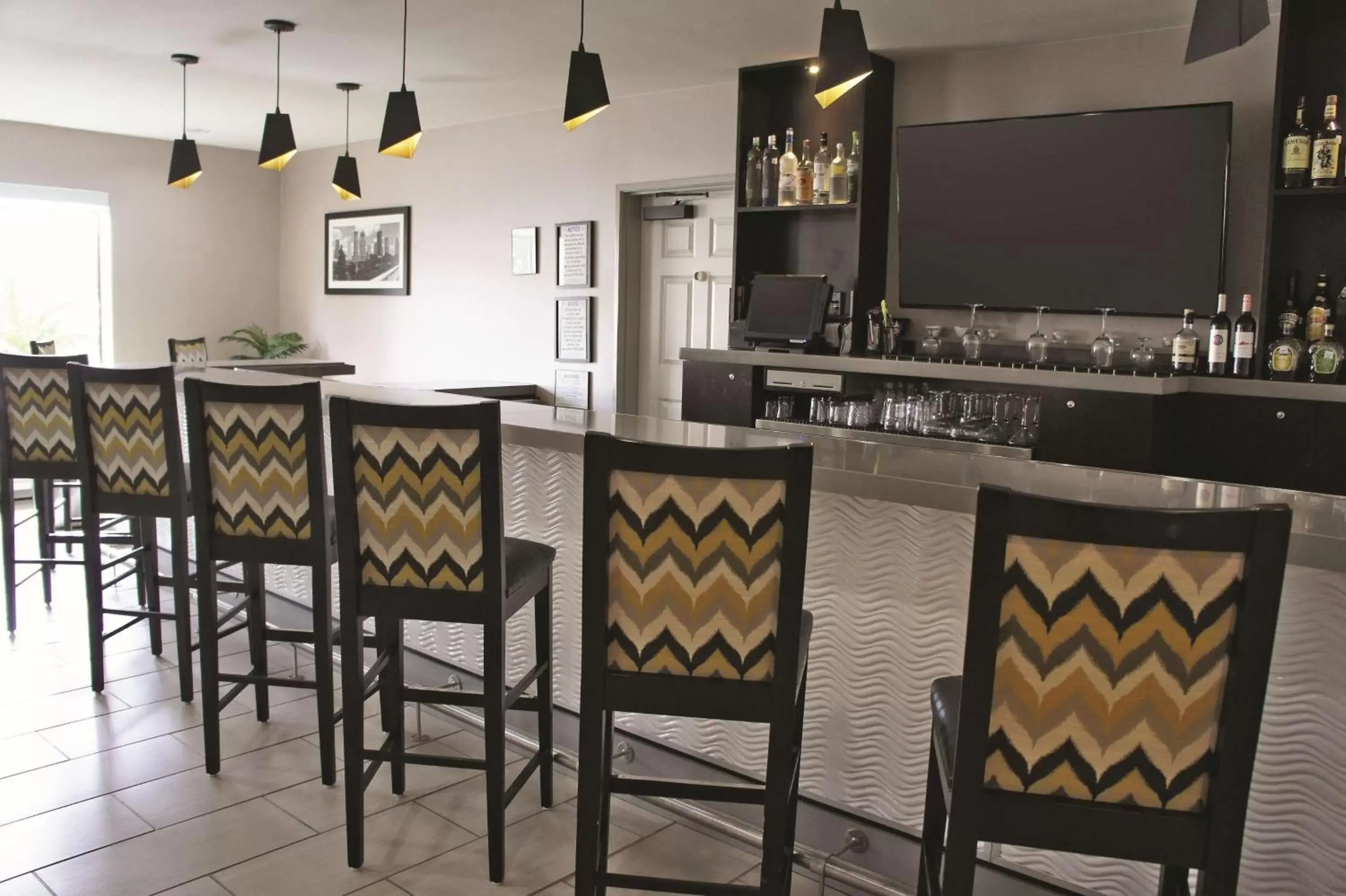 Lounge or bar in La Quinta by Wyndham Houston North-Spring