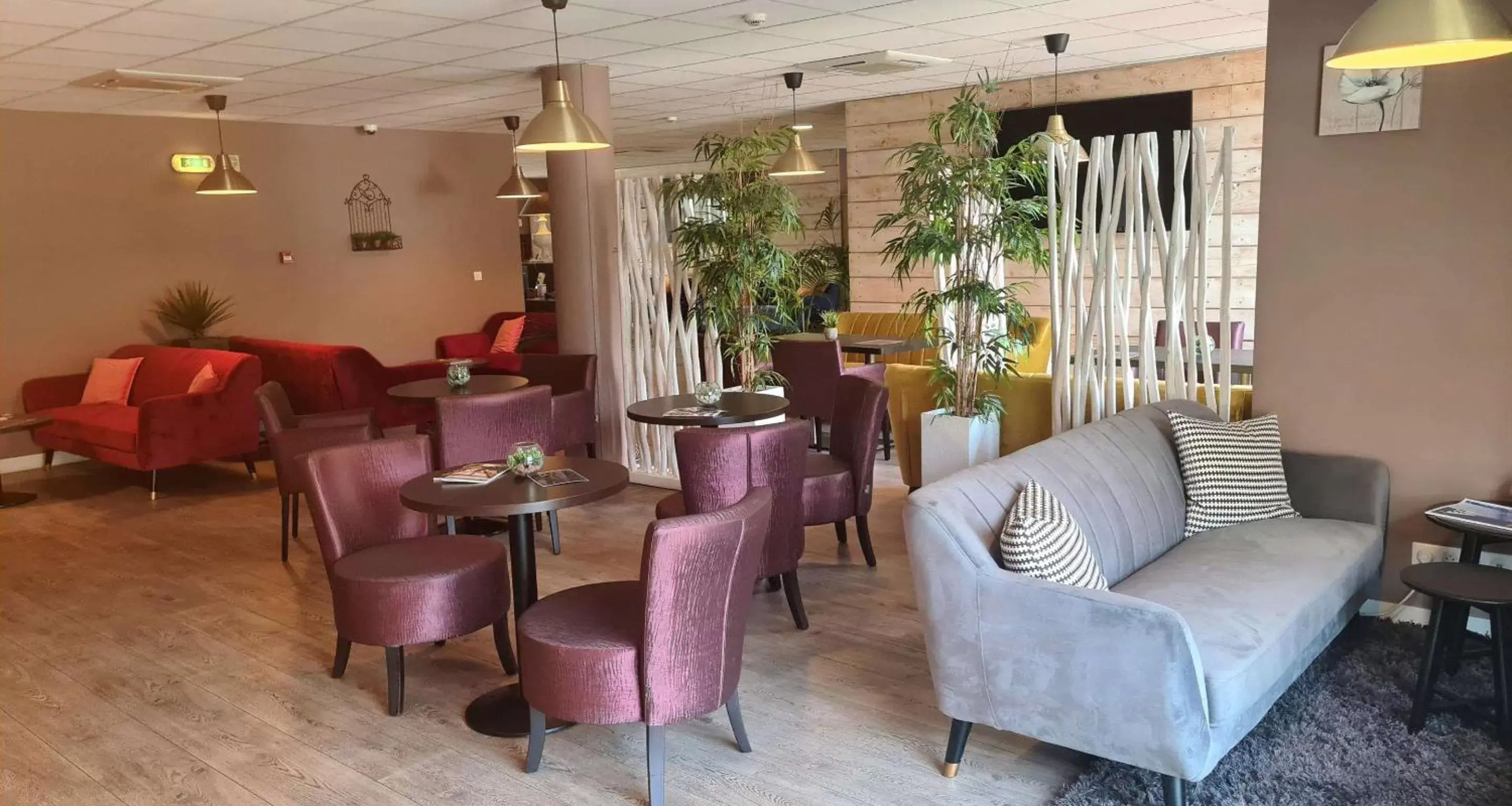 Lounge or bar in Best Western Terre de Provence