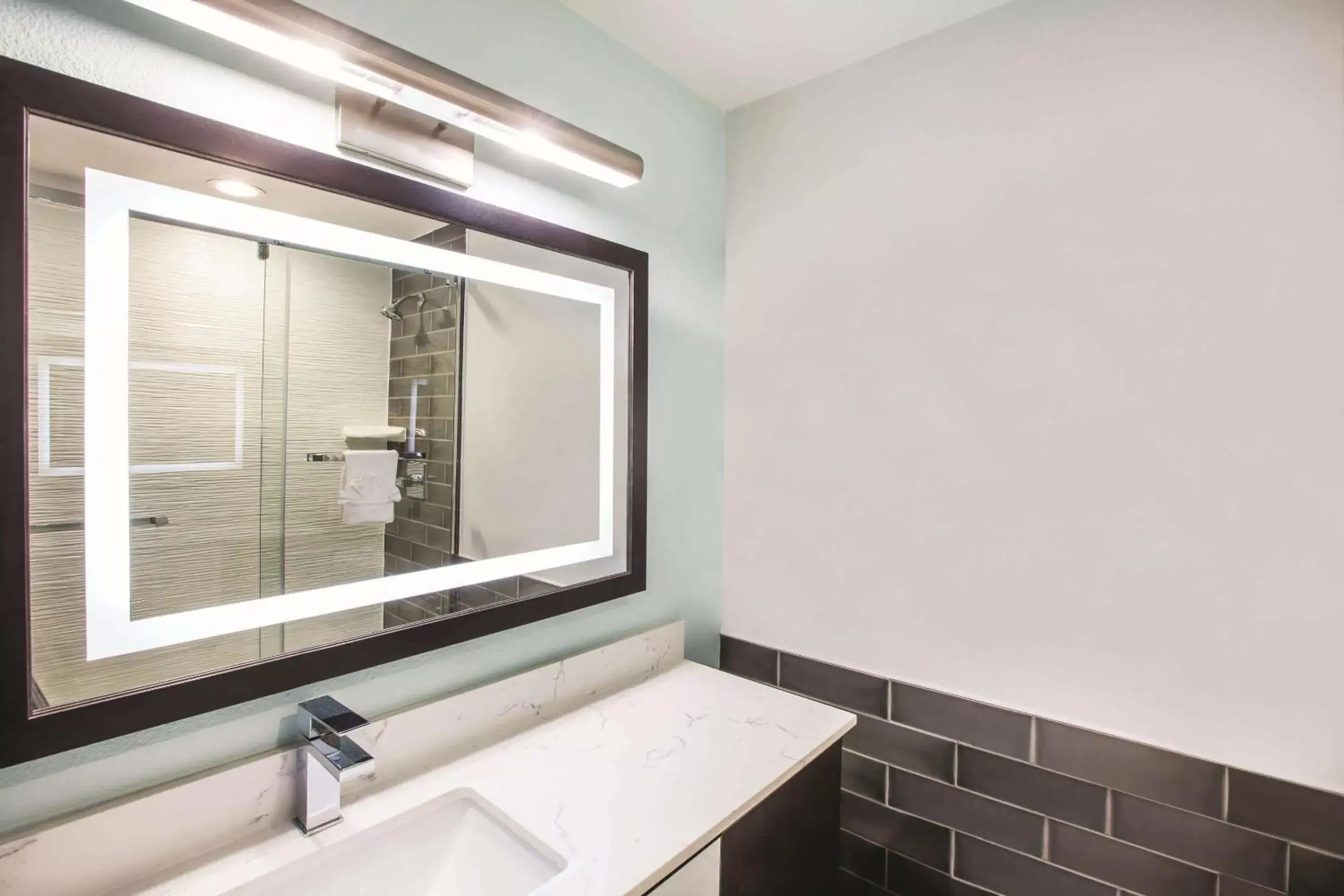 Photo of the whole room, Bathroom in Holiday Inn Express - Dallas Downtown, an IHG Hotel