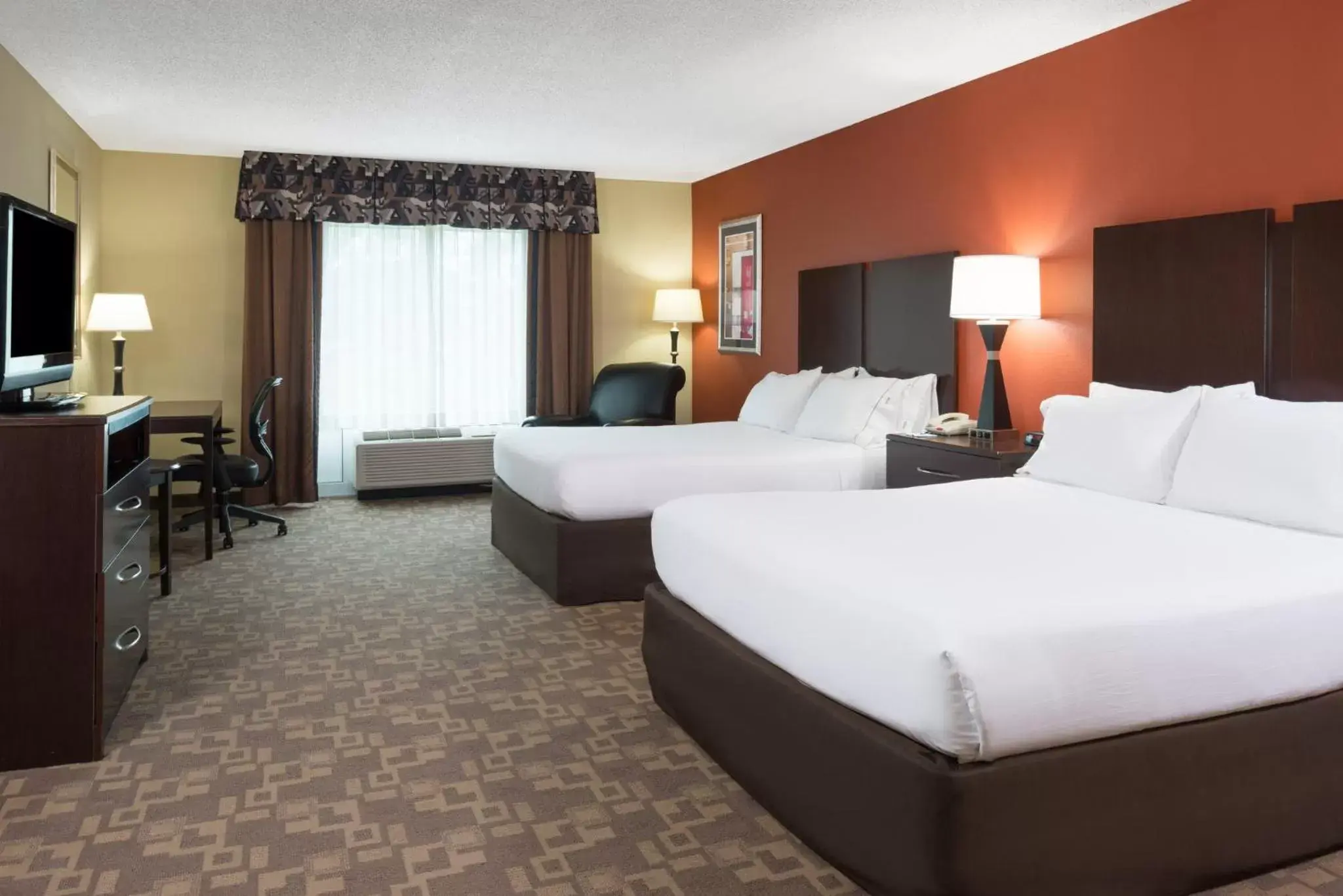 Photo of the whole room, Bed in Holiday Inn Express & Suites Lexington Downtown Area-Keeneland, an IHG Hotel