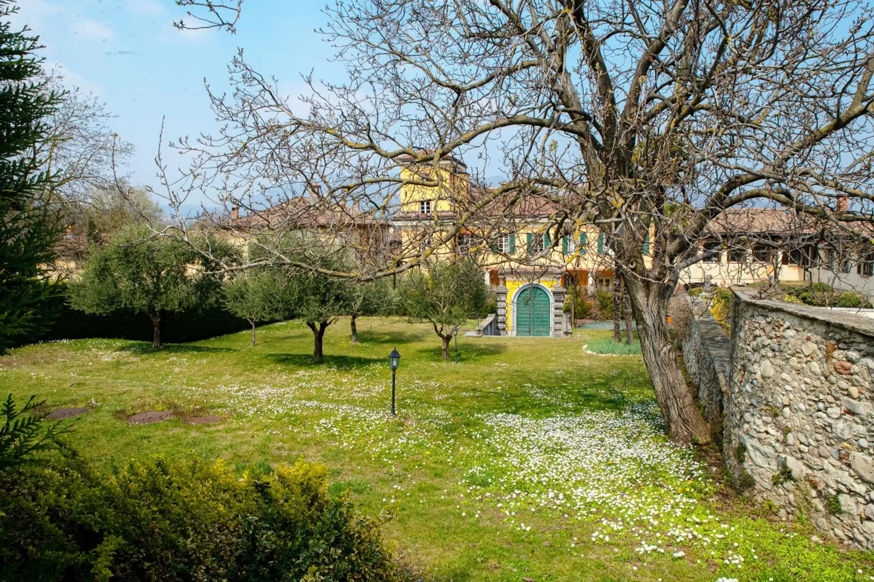 Garden in Castello di Brusata Apartment