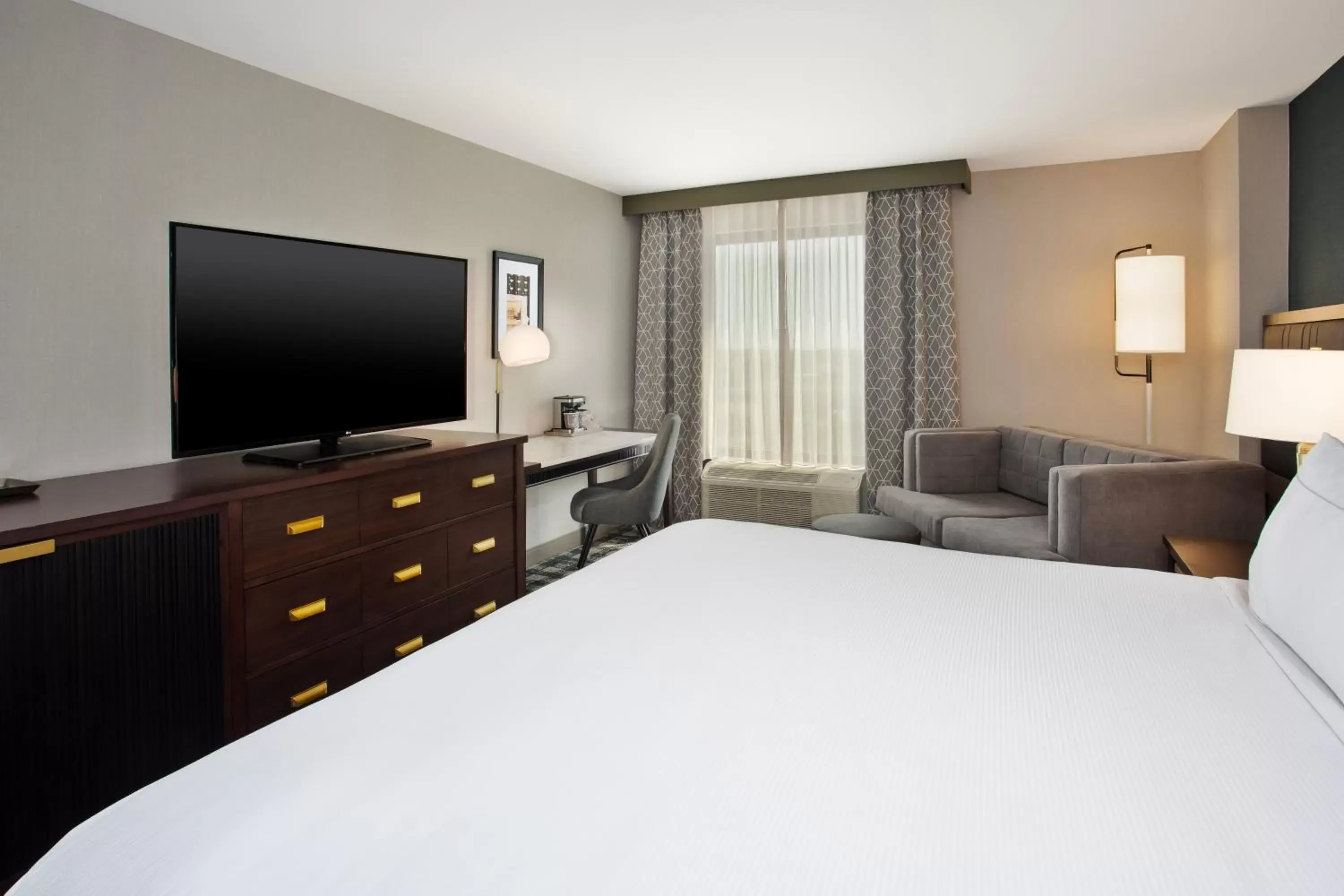 Bed, TV/Entertainment Center in DoubleTree by Hilton Lansing
