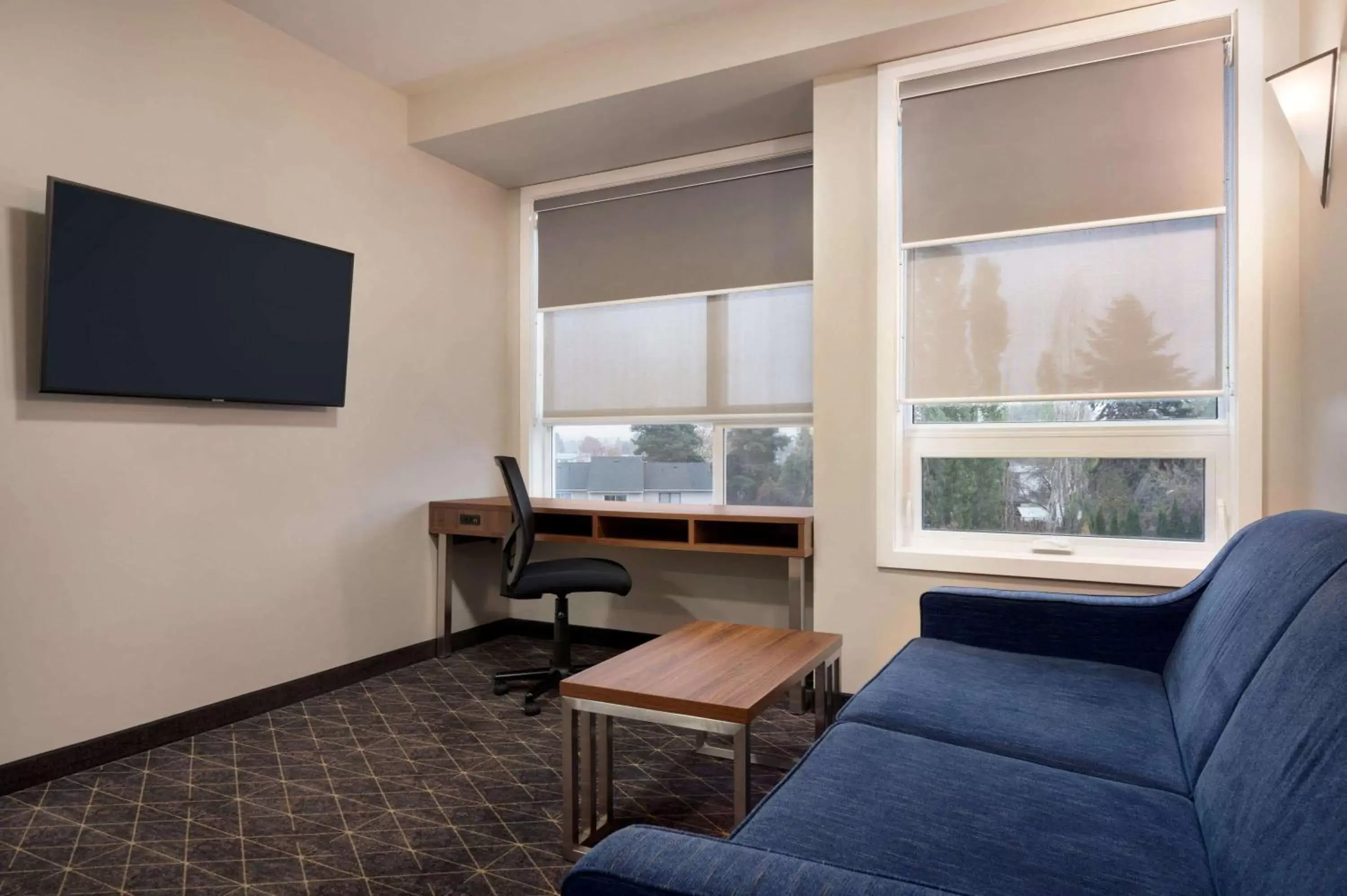 Photo of the whole room, Seating Area in Microtel Inn & Suites by Wyndham Kelowna