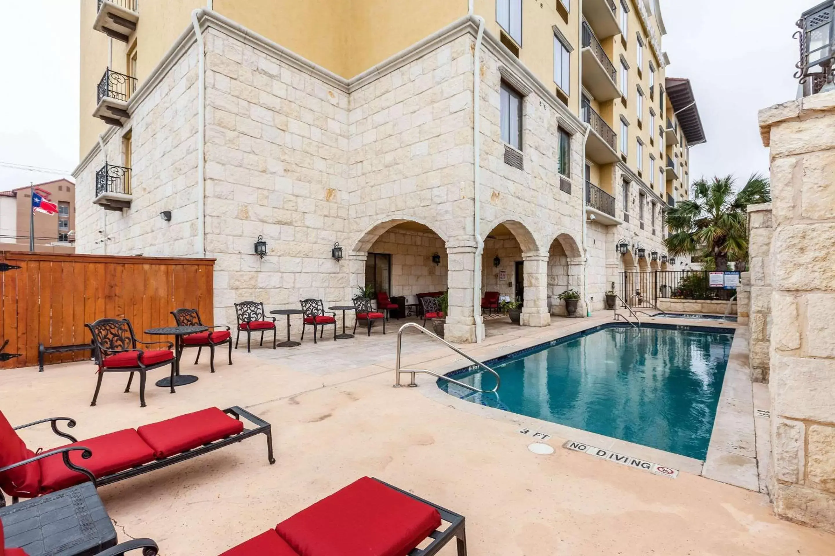 Activities, Swimming Pool in Comfort Suites Alamo Riverwalk