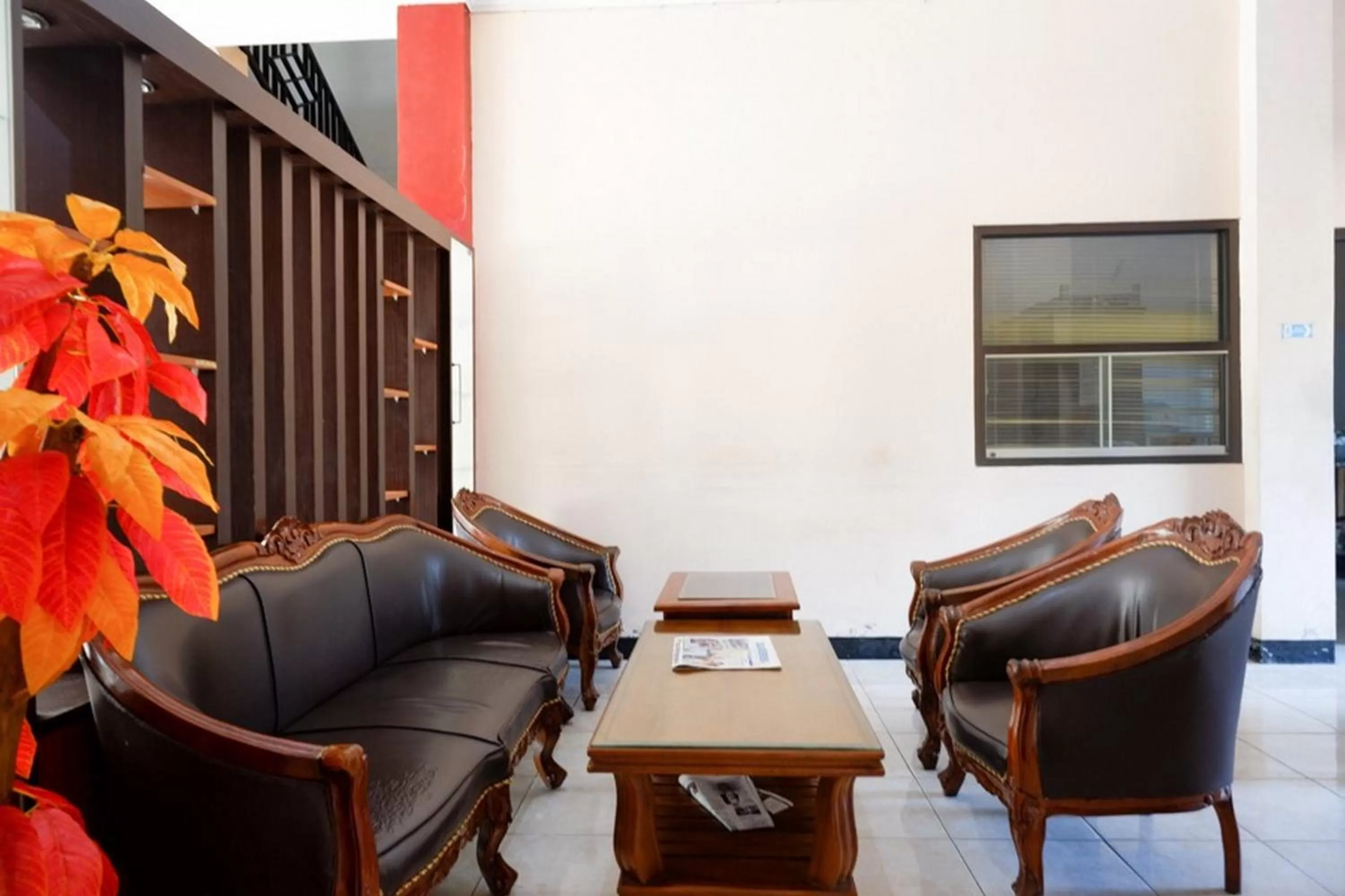 Lobby or reception in RedDoorz Plus near Stadion Wijaya Kusuma