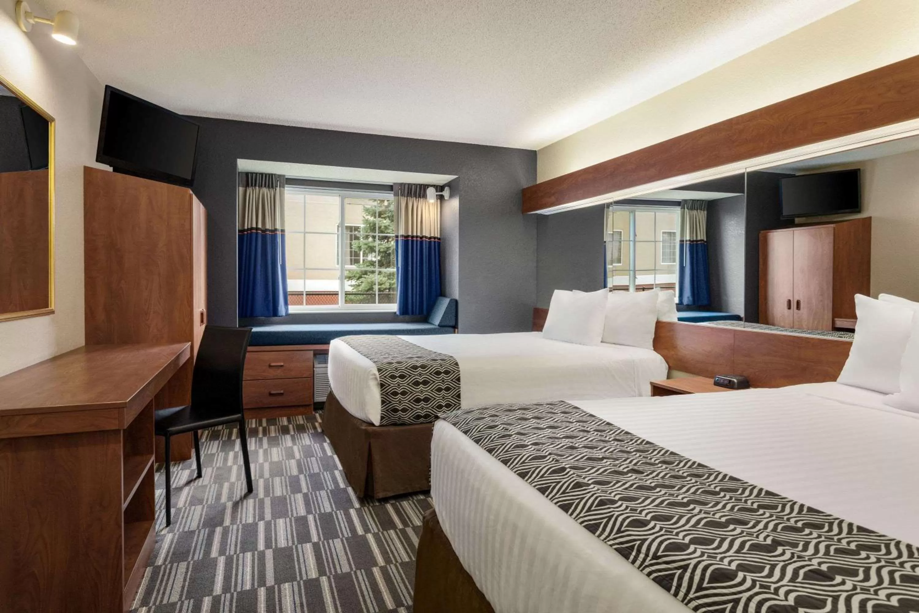 Photo of the whole room, Bed in Microtel Inn and Suites - Inver Grove Heights