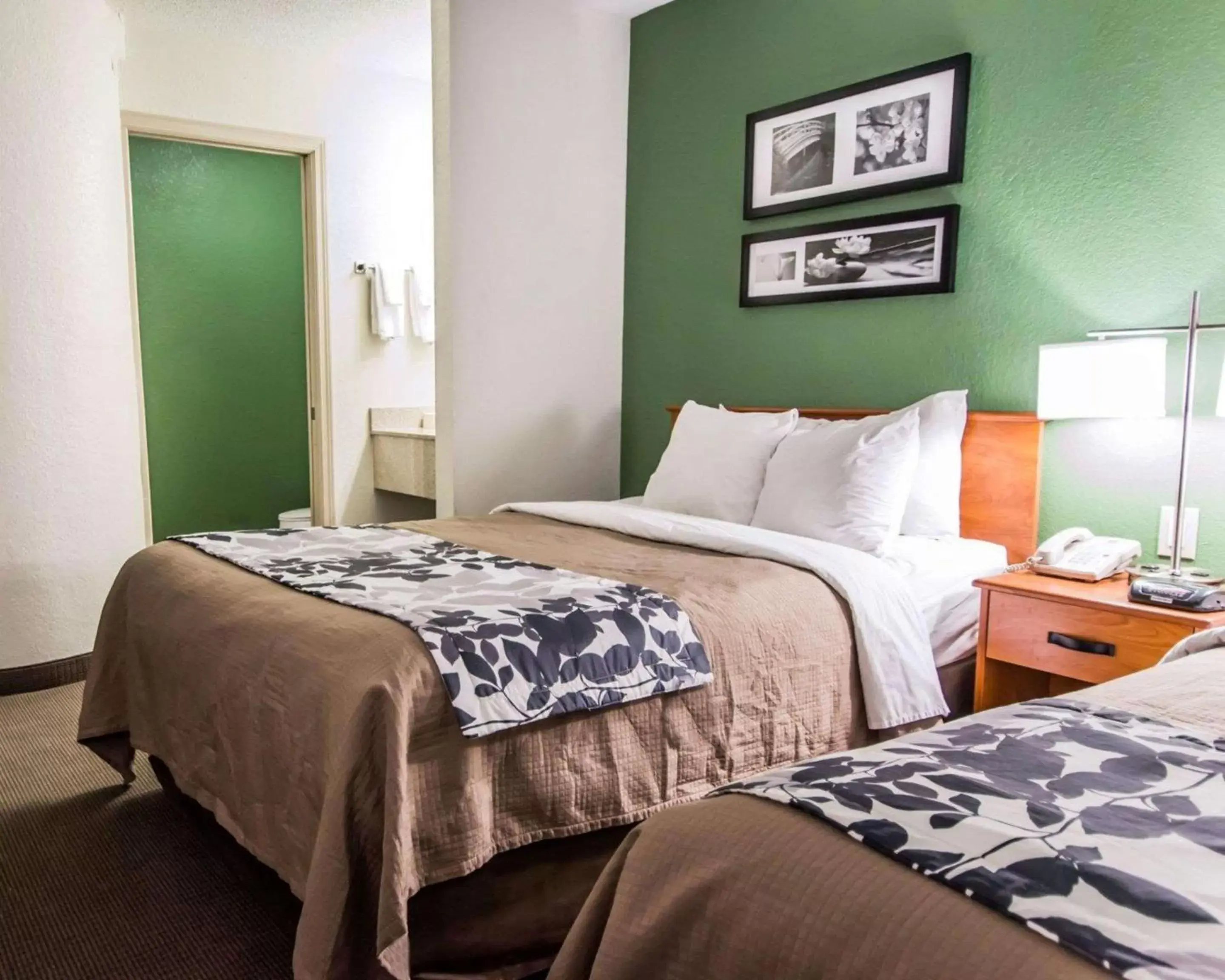 Standard Double Room with Two Double Beds in Blankenbaker Inn by IHG Standard Double Room with Two Double Beds in Blankenbaker Inn by IHG