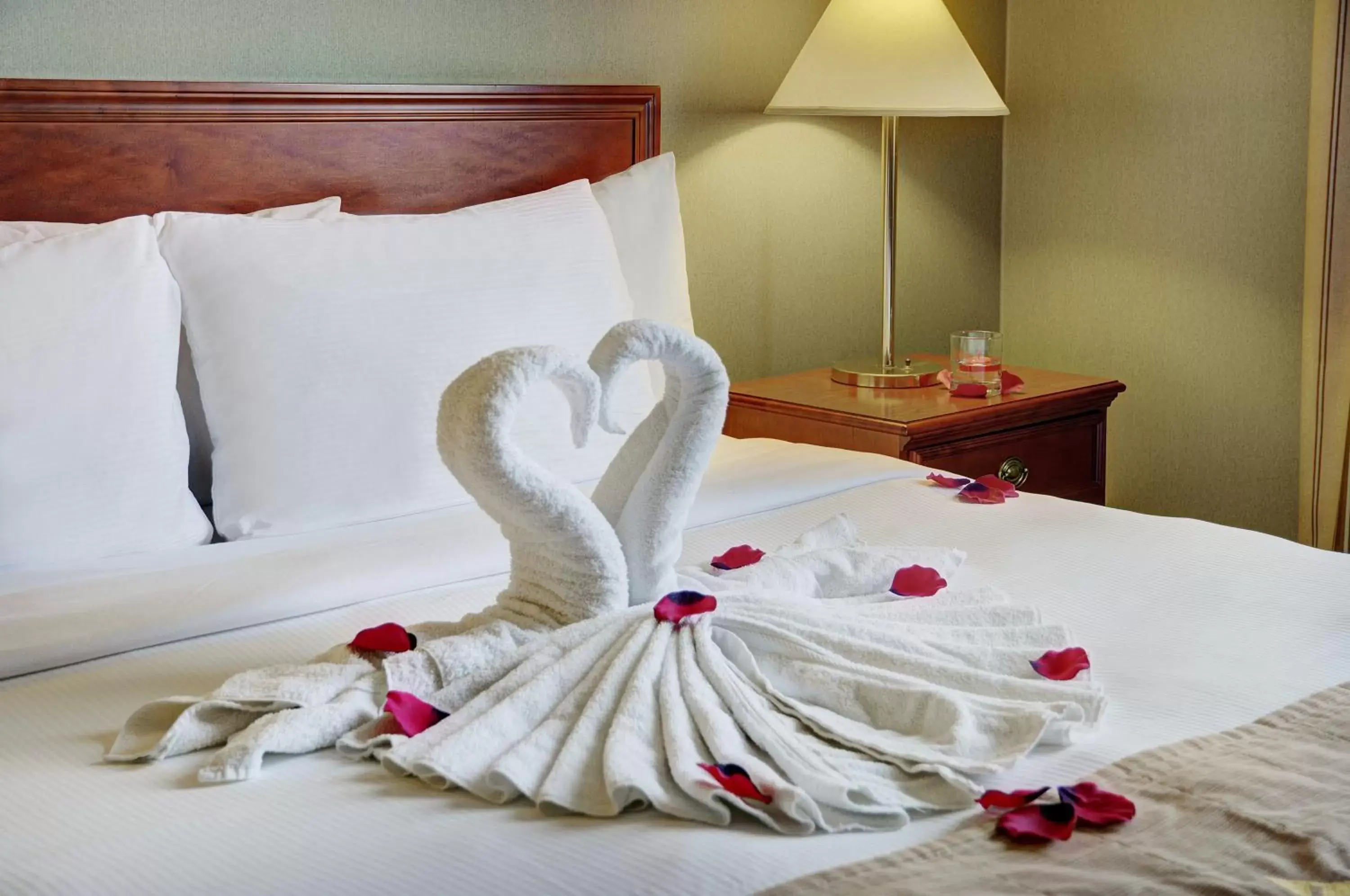 Decorative detail, Bed in Lakeview Inns & Suites - Whitecourt Decorative detail, Bed in Lakeview Inns & Suites - Whitecourt