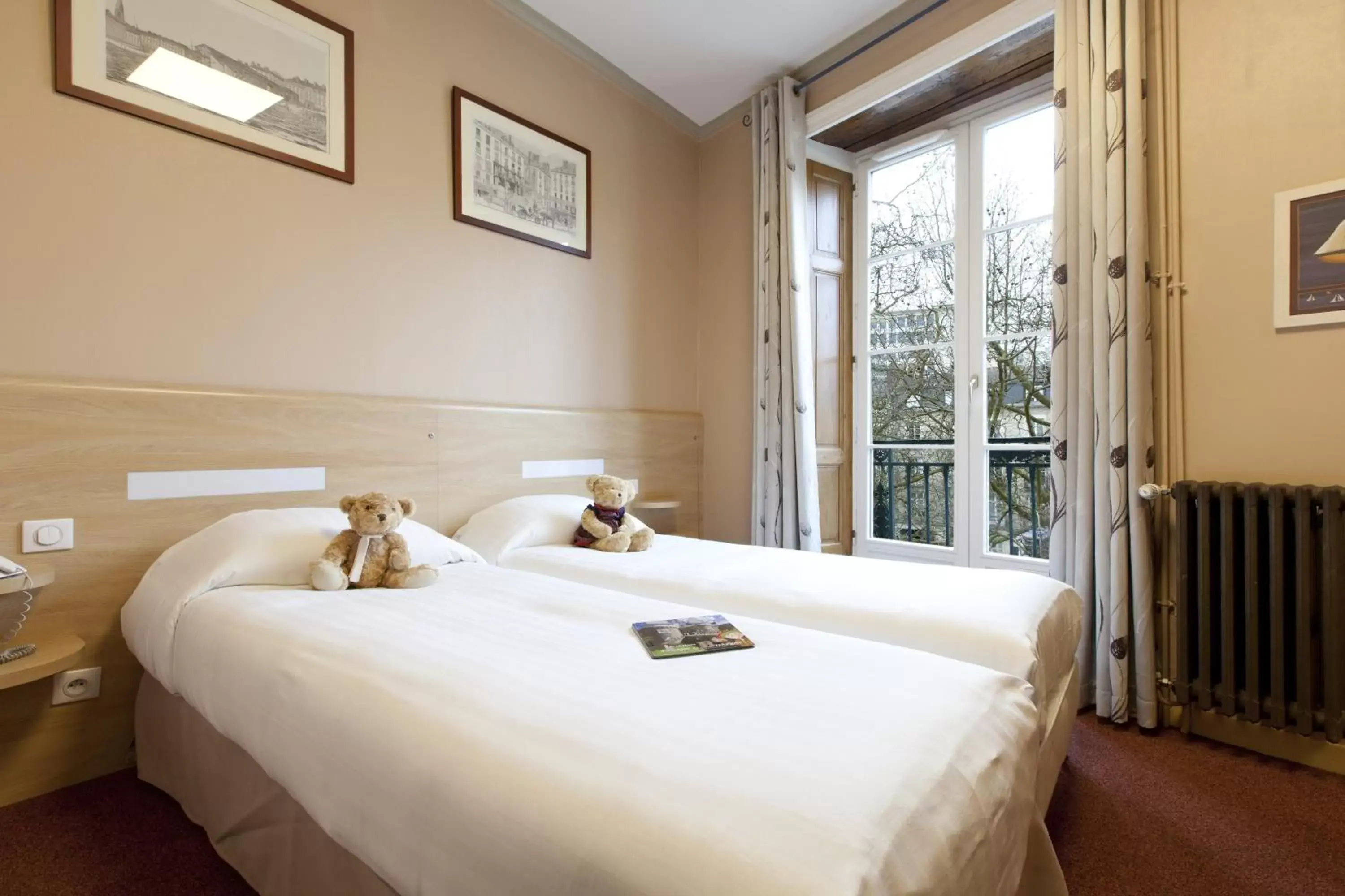 Bedroom, Bed in Logis Hôtel Duquesne