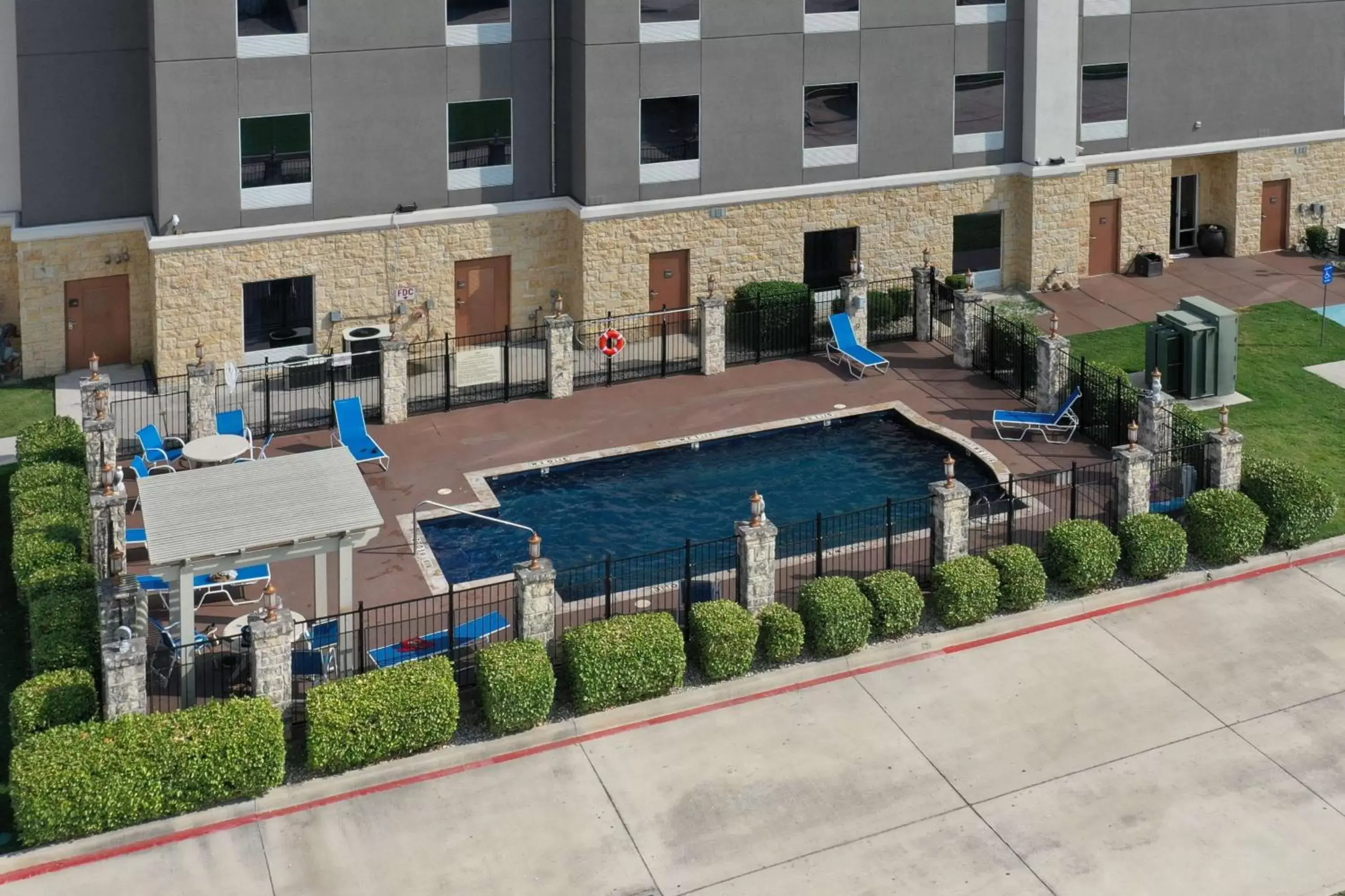 Property building, Swimming Pool in Hampton Inn Seguin