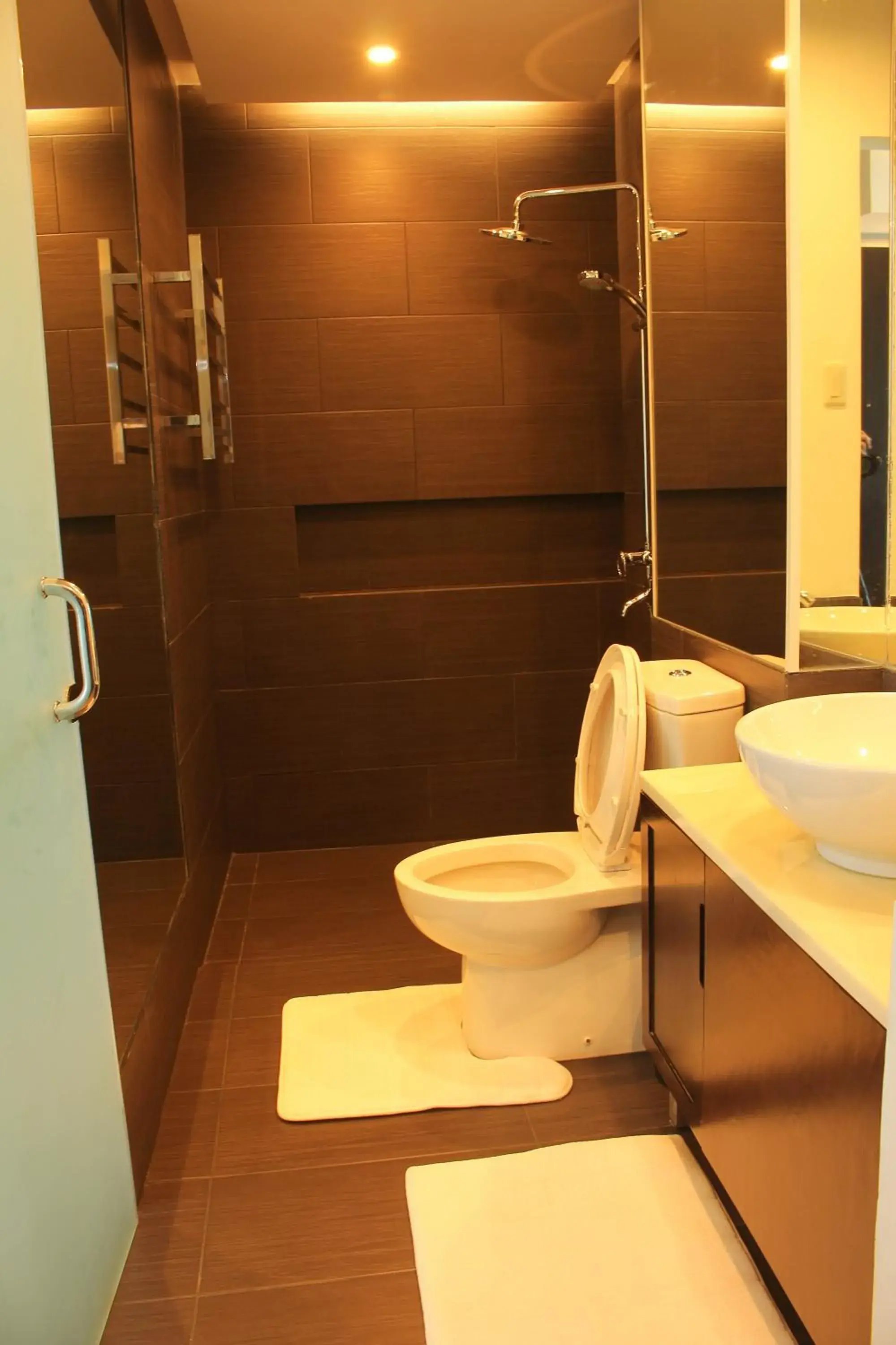 Shower, Bathroom in The Pacifico Boutique Hotel