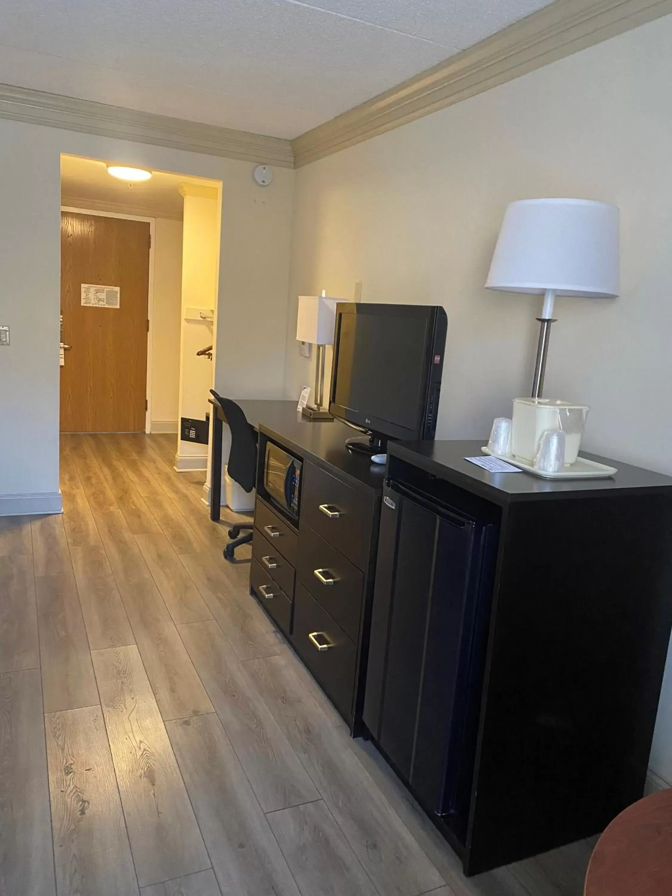 hair dresser, TV/Entertainment Center in Clarion Hotel & Conference Center Toms River