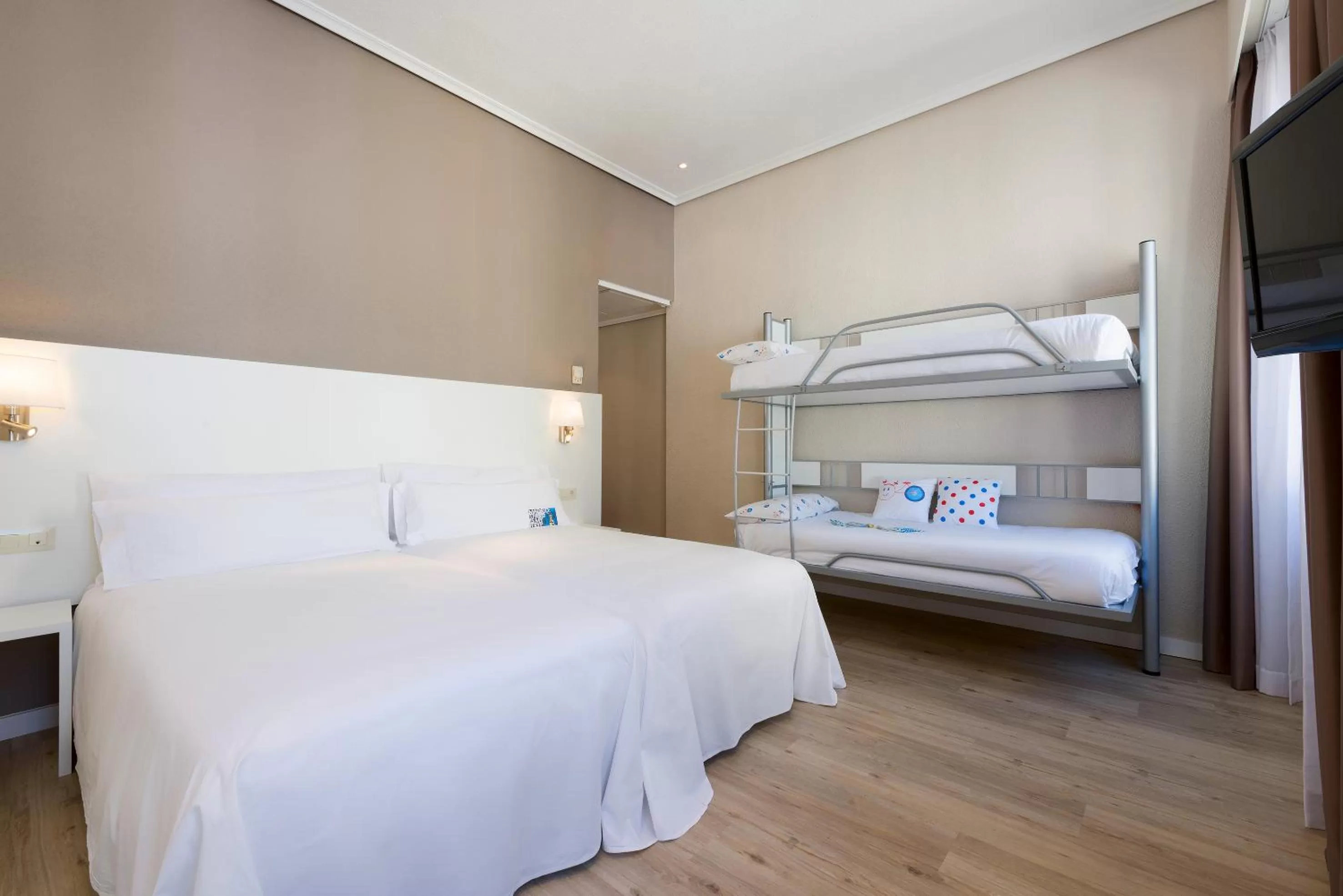 Photo of the whole room in Hotel Madrid Gran Via 25, Affiliated by Meliá