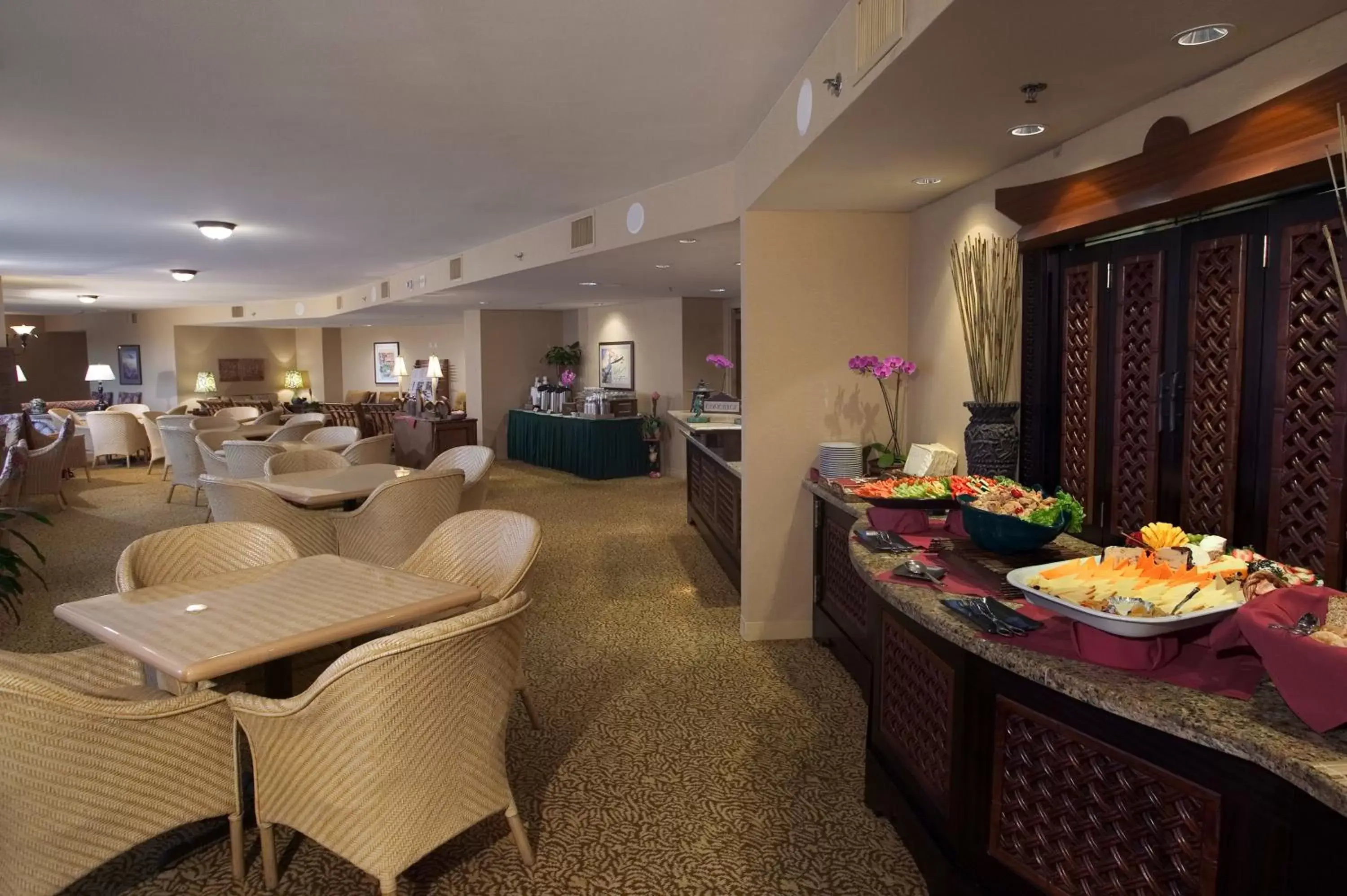 Lounge or bar, Restaurant/Places to Eat in Universal's Loews Royal Pacific Resort