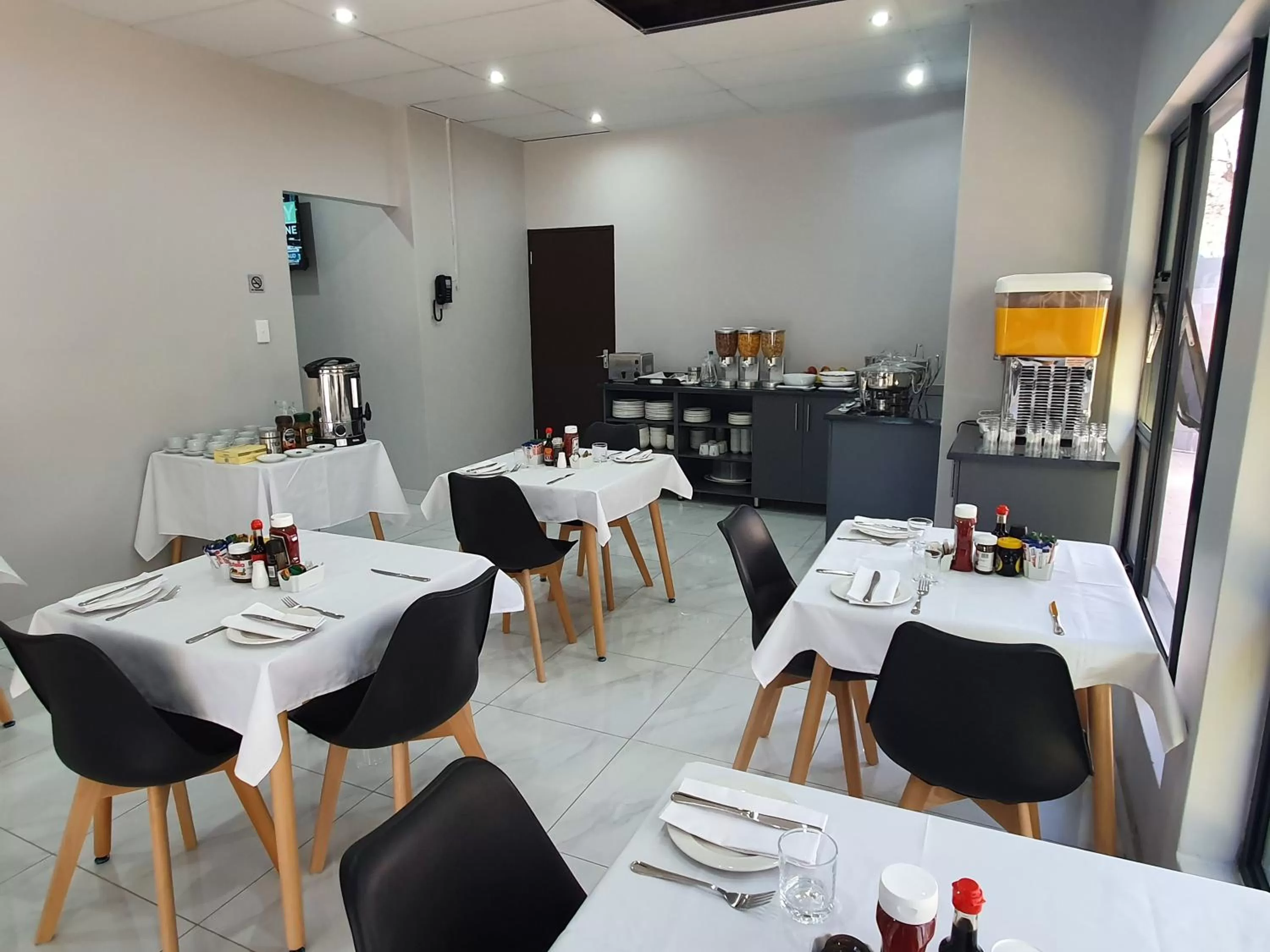 Restaurant/places to eat in La Orchard Hotel