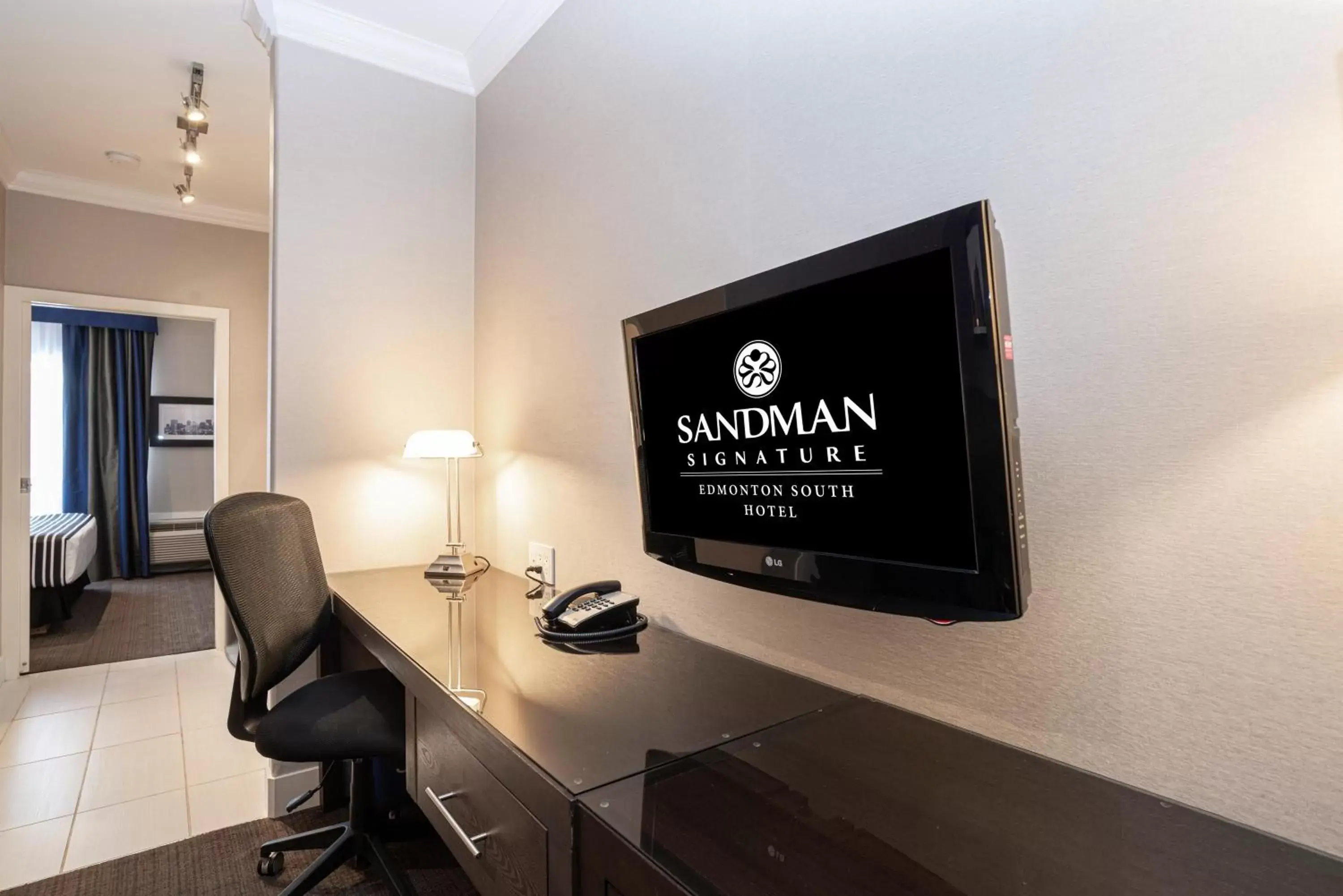 Photo of the whole room, TV/Entertainment Center in Sandman Signature Edmonton South Hotel