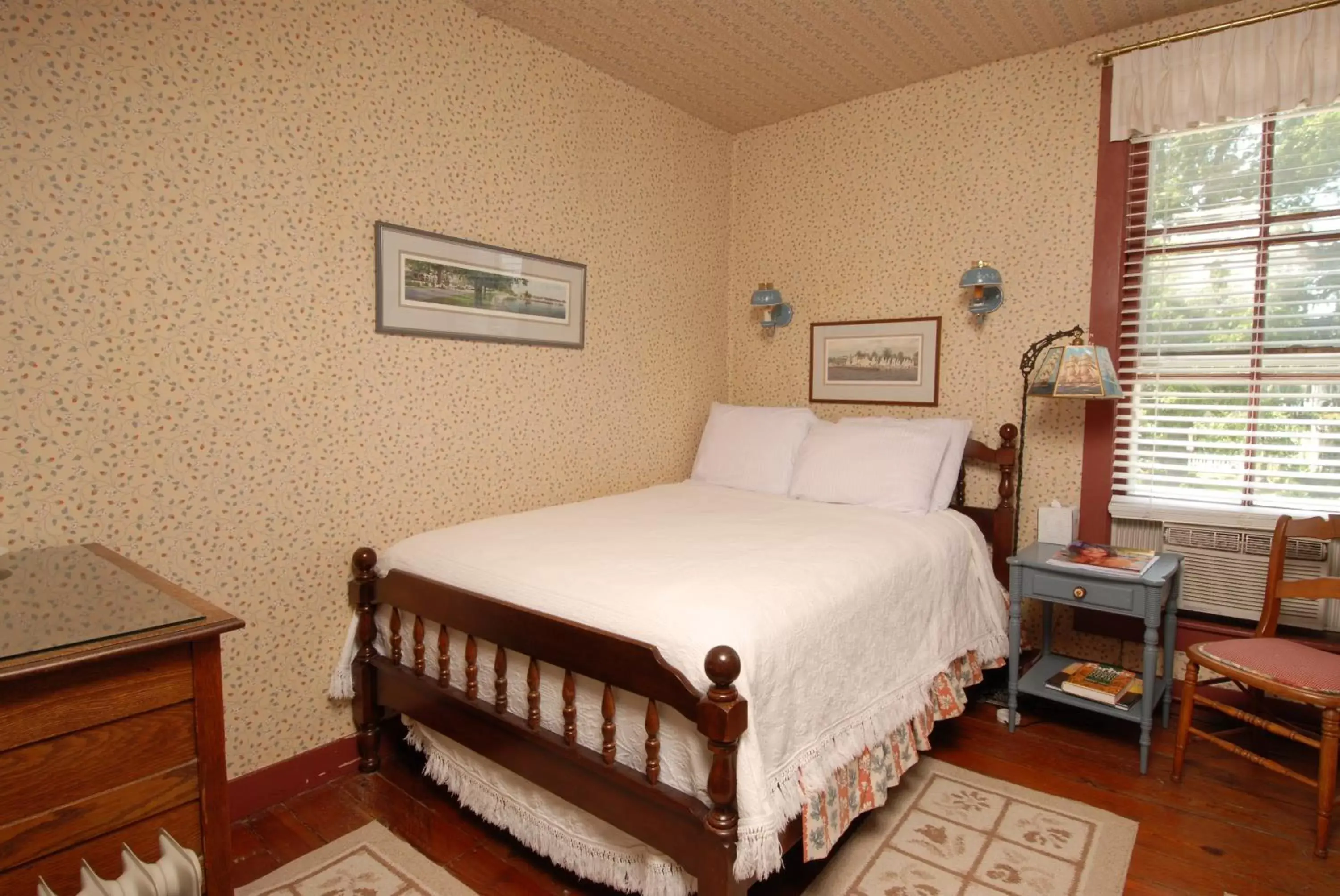 Bed in The Robert Morris Inn
